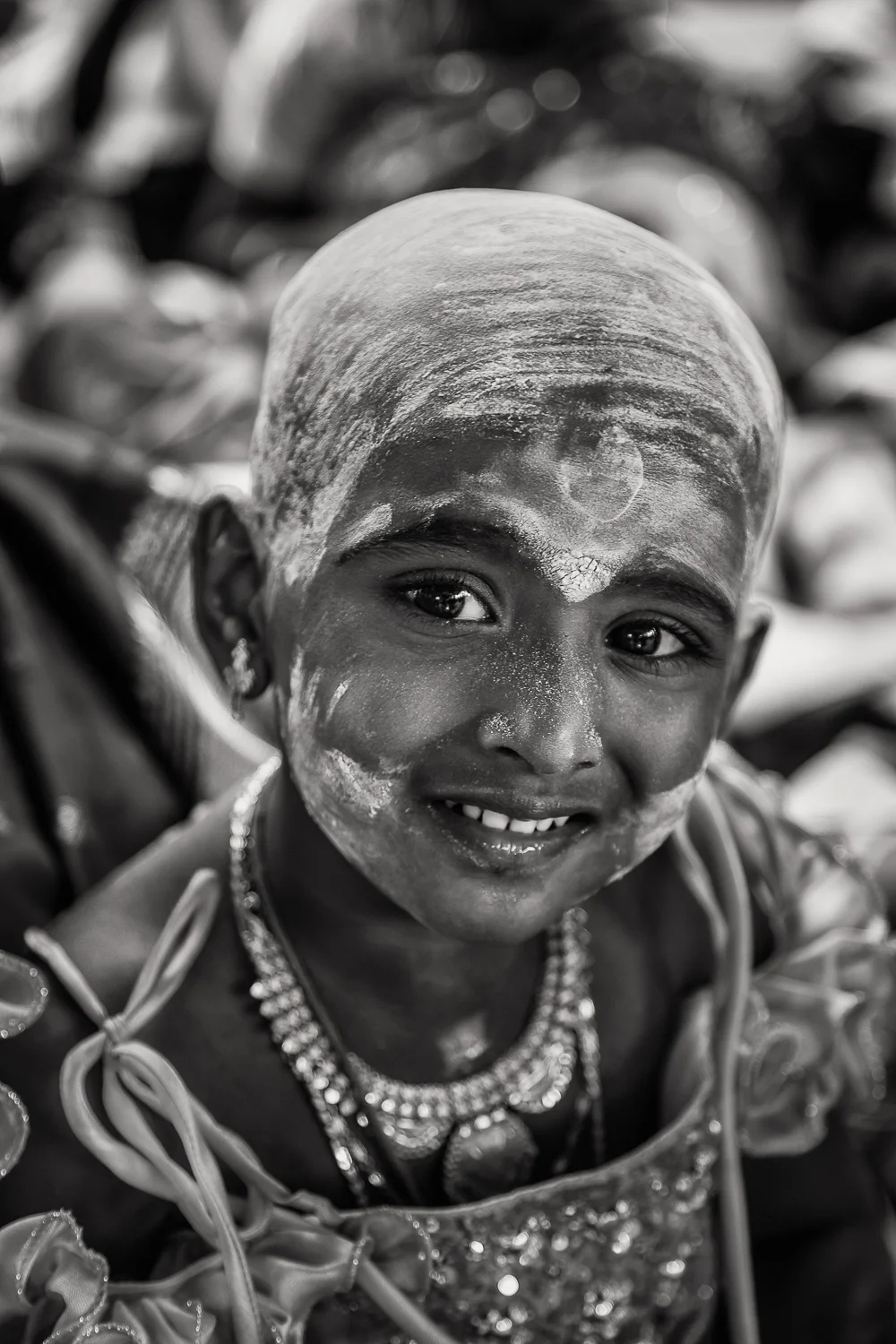 Beautiful photo of a young girl at a Hindu temple in Kolkata.