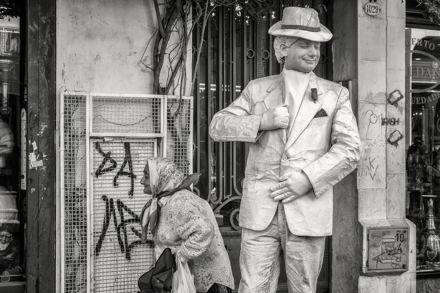 Street Performer and Elderly Lady, La Boca, Buenos Aires, Argent