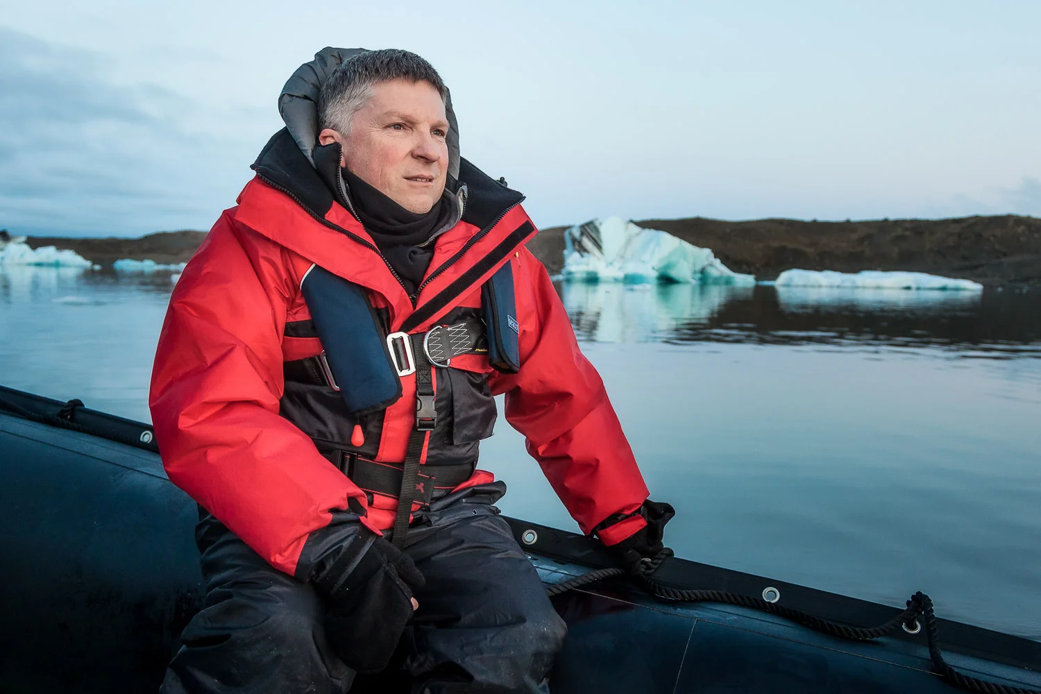Glenn Guy , Travel Photography Guru, during a cruise on J ökulsárlón Lagoon, Iceland .