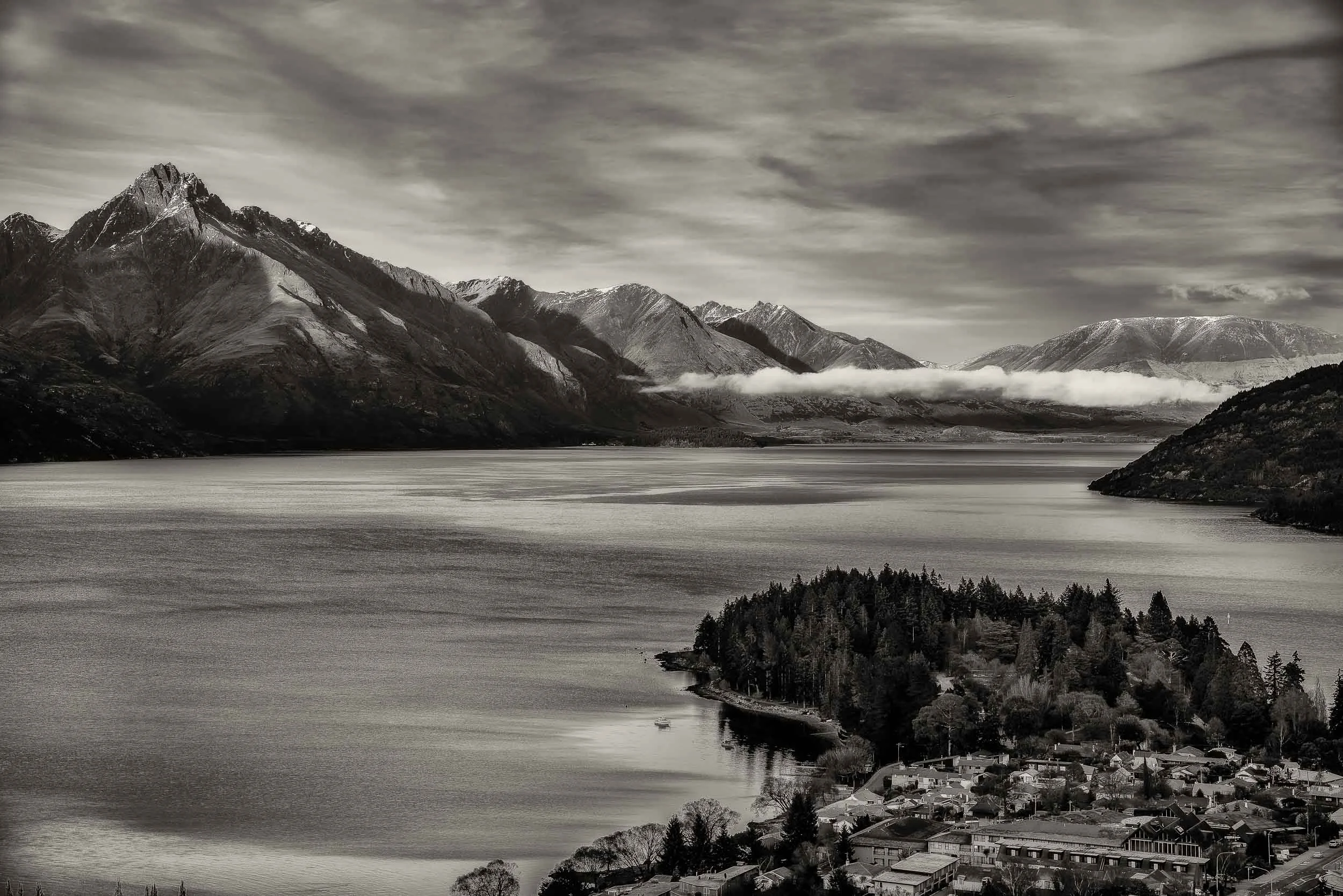 Magnificent view over Lake Wakatipu in Queenstown, New Zealand .