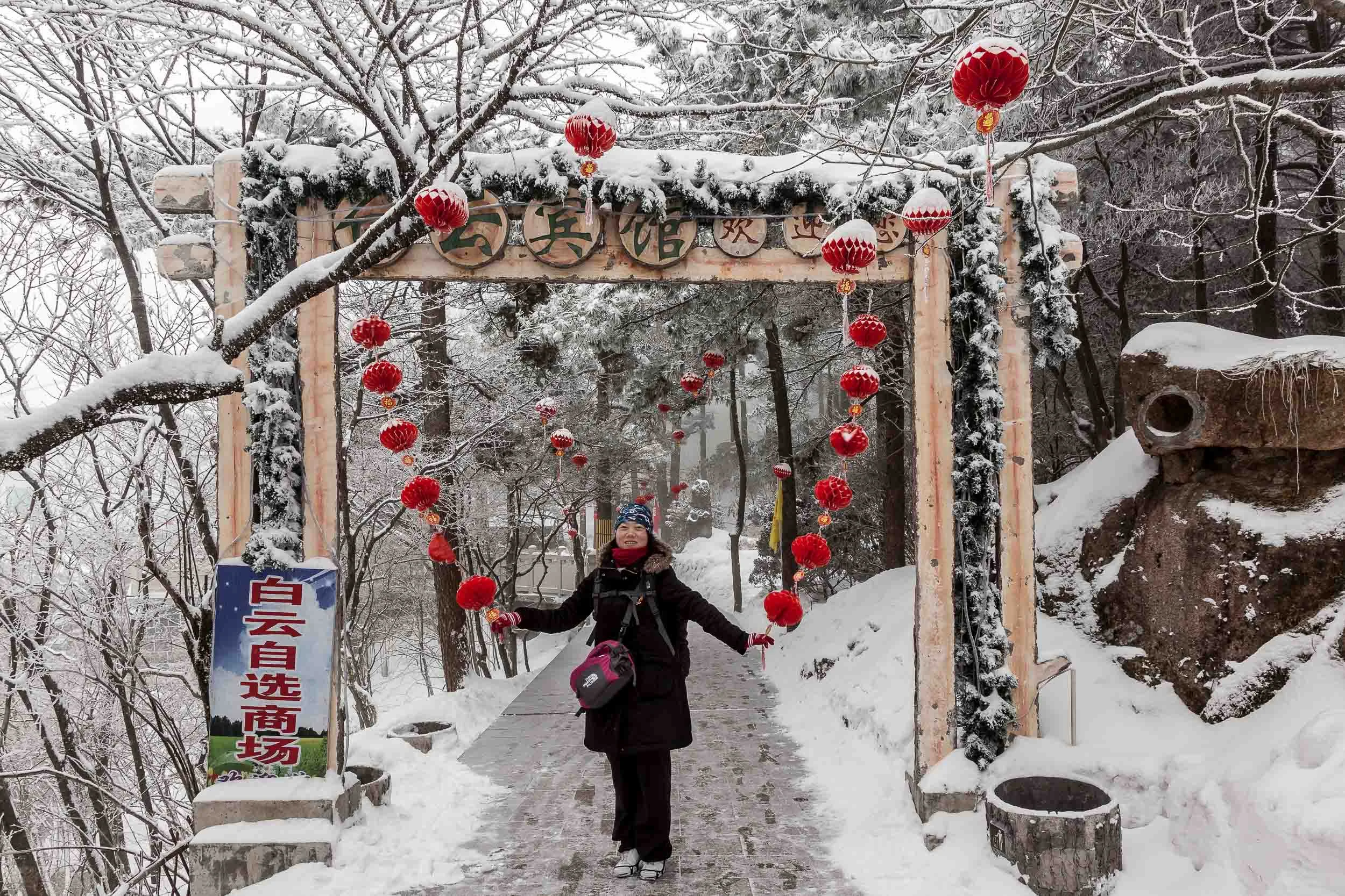 A local tourist on Huangshan (i.e., Yellow Mountain) in Eastern China .