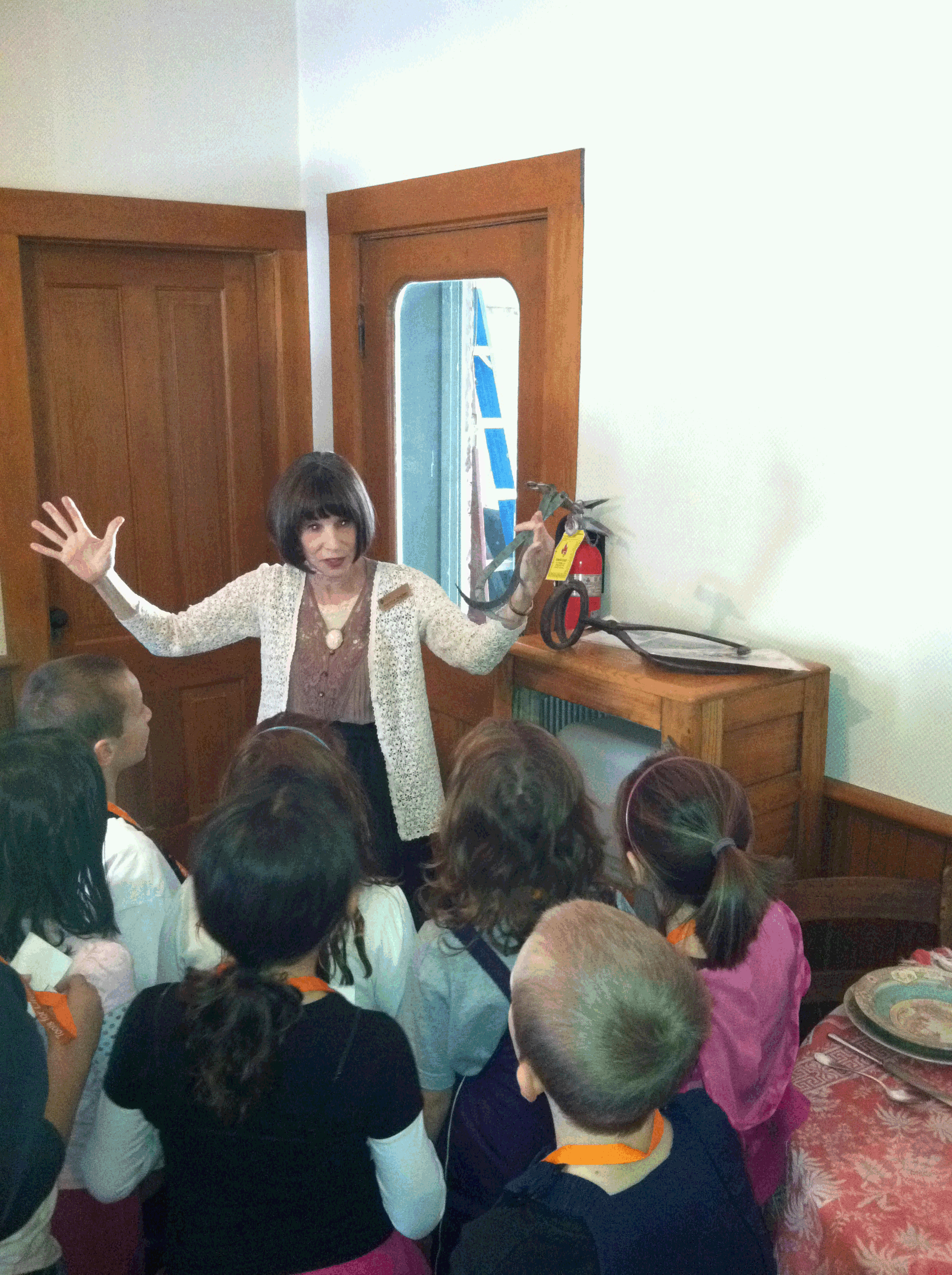 2nd Graders Touring Avery House.gif