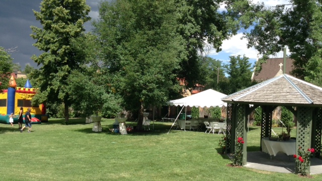  Avery House grounds decorated for a wedding 