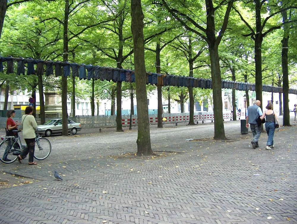 kaarina-kaikkonen-in-the-darkness-2004-den-haag-skulptuur-site-specific-art-installation-clothes-environmental-art-tilataide-ympäristötaide .JPG