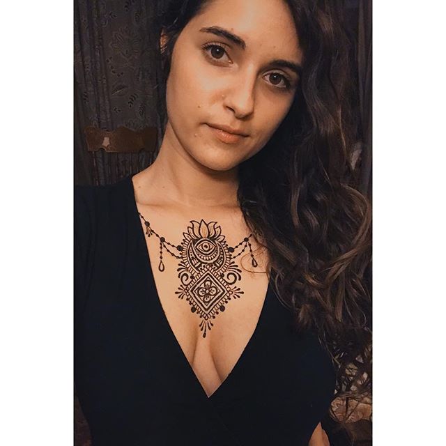 Another version of me, under the new moon 🌑 I absolutely have to give some love to @jason_alan_henna of @hennabeing because every time I work with him I am blown away by his work. Not only is it beautiful but he always incorporates my visions, hopes