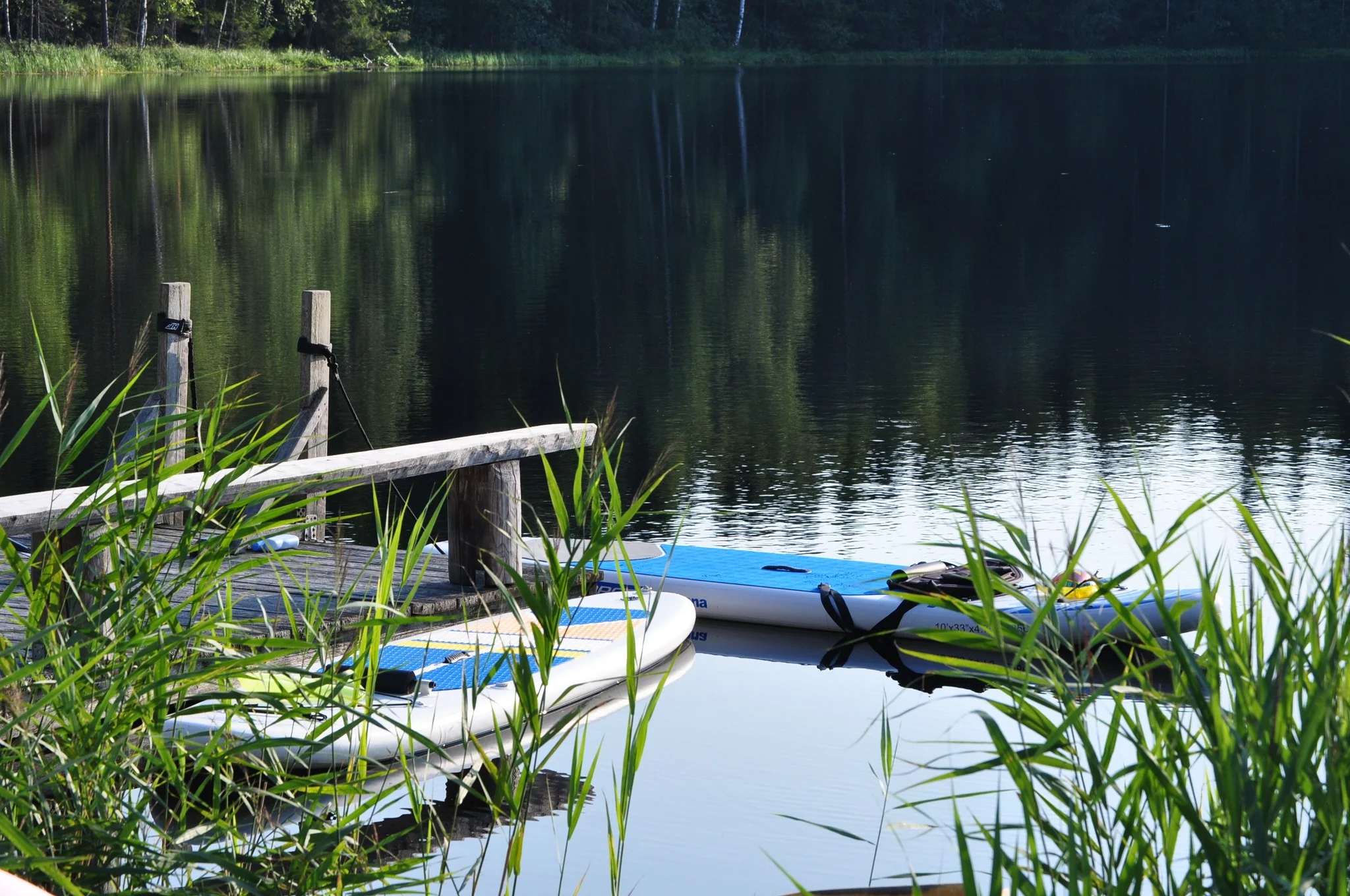 Råmossa oma lähdeperäinen järvi on juotavan raikas ja puhdas.