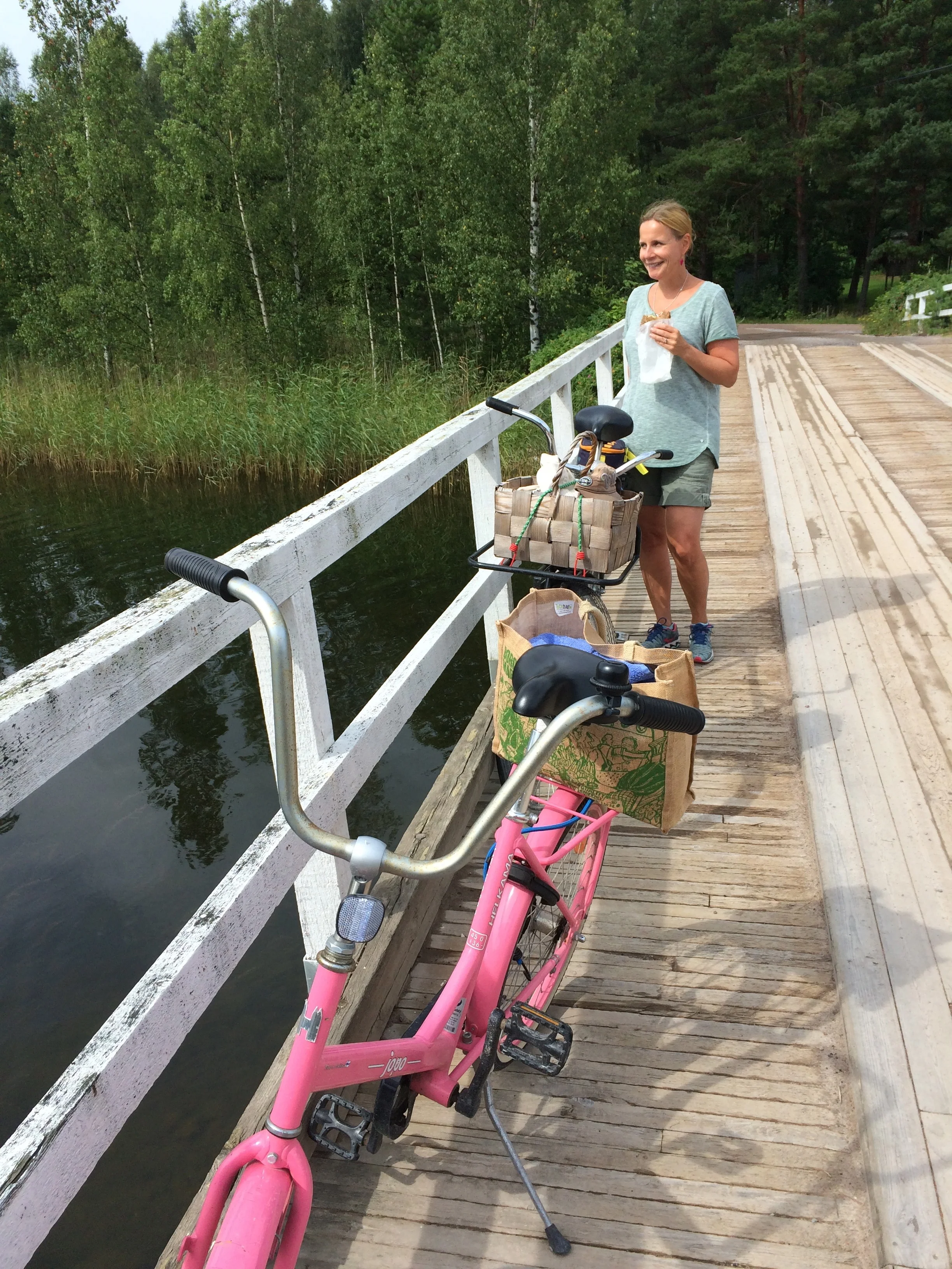 Pellinkiä on mukava kierrellä pyöräillen. Mm. Söderby-Boden vuokraa kesäisin polkupyöriä. Matkaa Råmossa Lodgesta Porvoon Ilolasta Pellingin saaristoon on noin 30 minuuttia, ensin esim. autolla lossille ja siitä yli Pellinkiin.