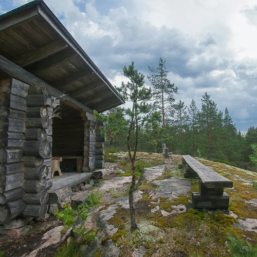 Hirsilaavu_råmossa_lodge.jpg