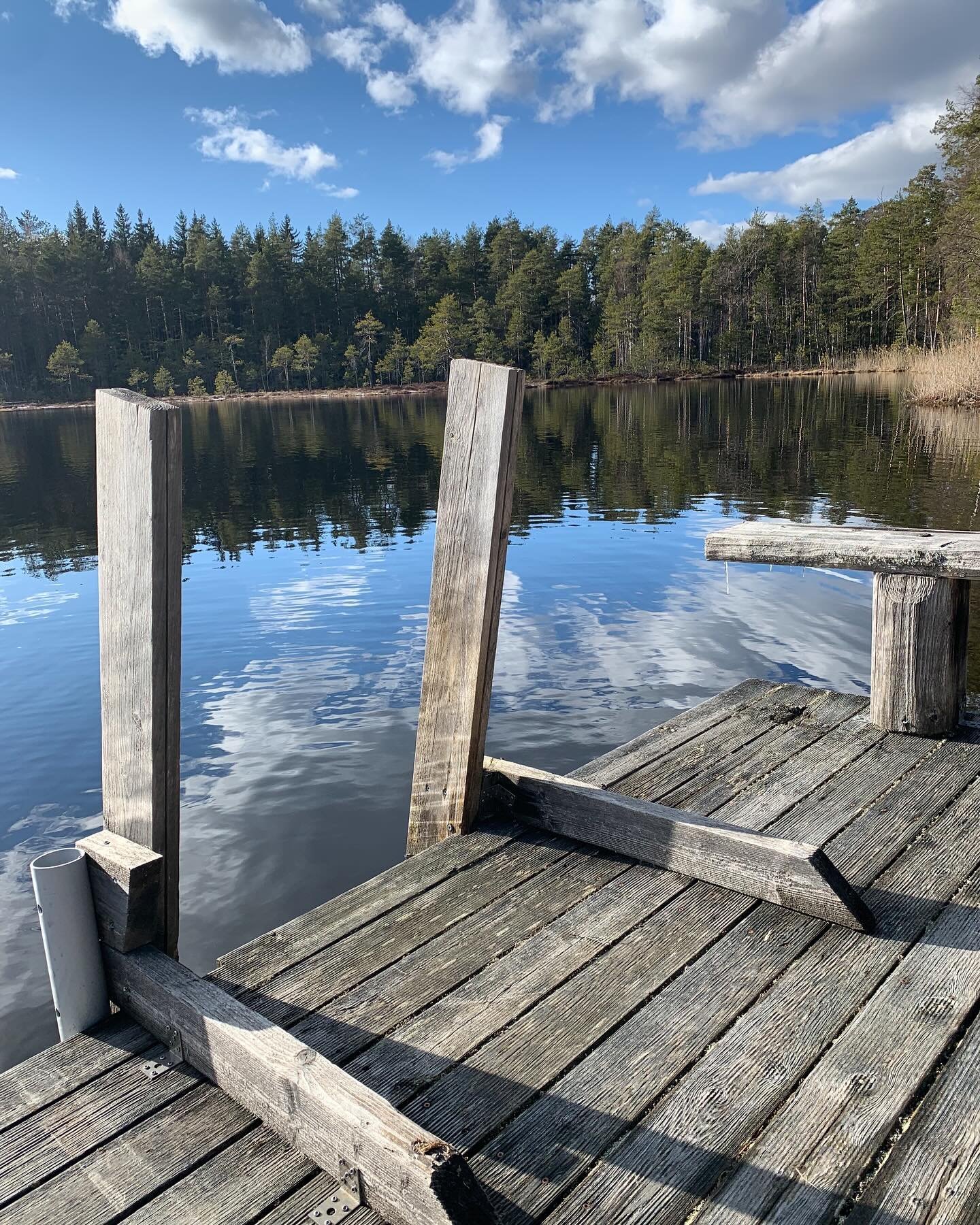 Laskettiin vene ja harjattiin laituri kokousvieraitamme varten. 
#kokousporvoo
#kokoustilat
#el&auml;myksellinenkokous 
#kokousluonnossa 
#kokousp&auml;iv&auml; 
#kickoff 
#suunnittelup&auml;iv&auml; 
#meetingvenue 
#visitporvoo