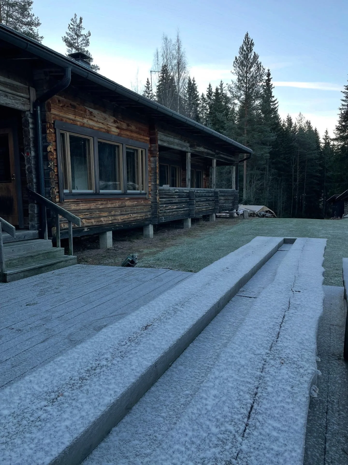 T&auml;m&auml;n aamun kaunista huurua ja ohutta riitett&auml; j&auml;rvell&auml;mme ❄️❄️❄️

#yksityinenkokouspaikka
#kokouspaikka 
#kokousluonnossa 
#kokoustila
#vastuullinenmatkailu 
#visitporvoo