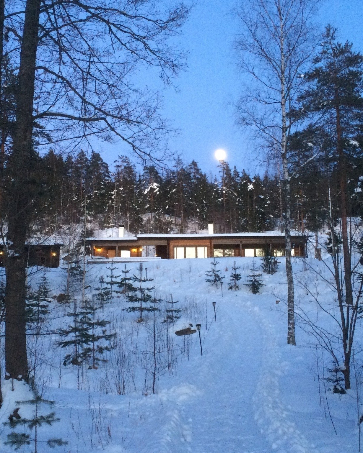 Keskitalvi on taianomaista aikaa. Tervetuloa pit&auml;m&auml;&auml;n kokous Porvooseen ainutlaatuisen luonnon keskelle R&aring;mossan kauniiseen hirsitupaan. Me huolehdimme, ett&auml; teill&auml; on ikimuistoinen ja tuottelias p&auml;iv&auml;. T&auml