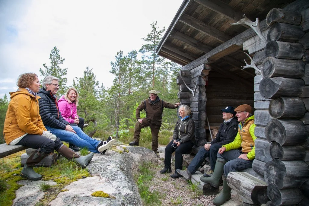 kokousryhmä laavulla Råmossassa