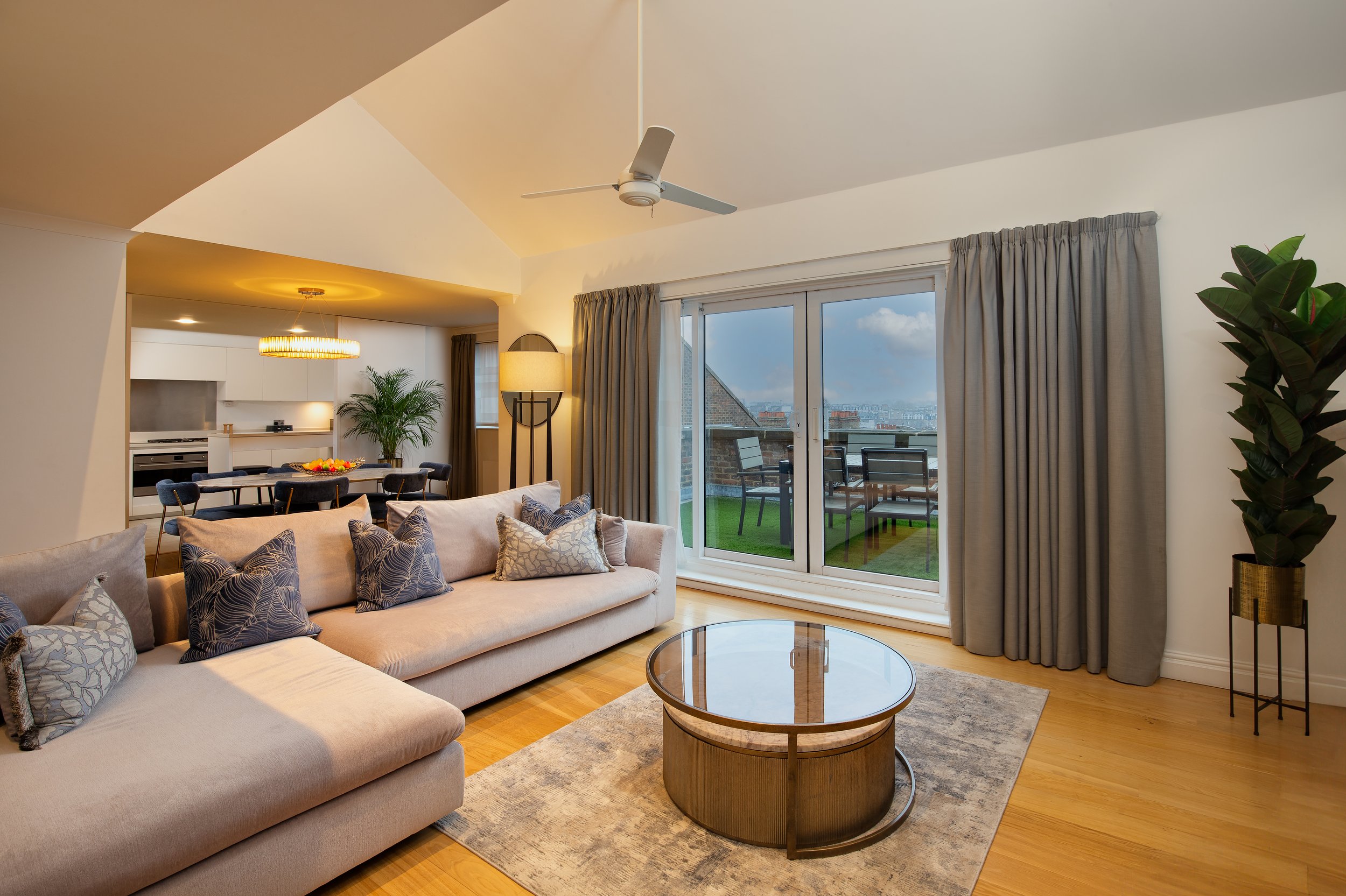 39 - Luxury Living with Balcony Views
