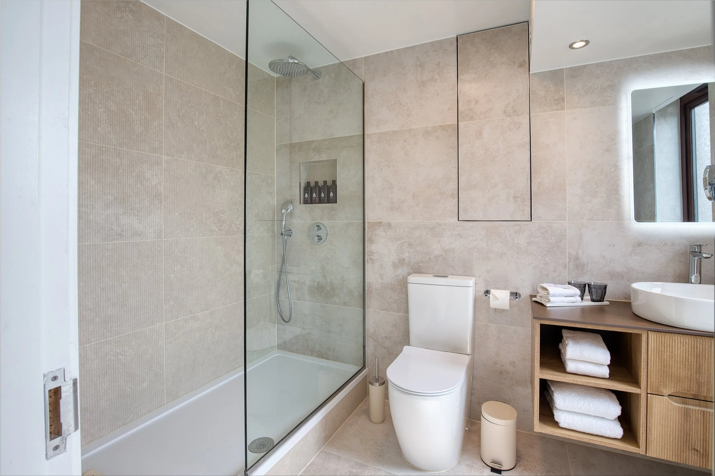 22 - Bathroom Master 1.jpg