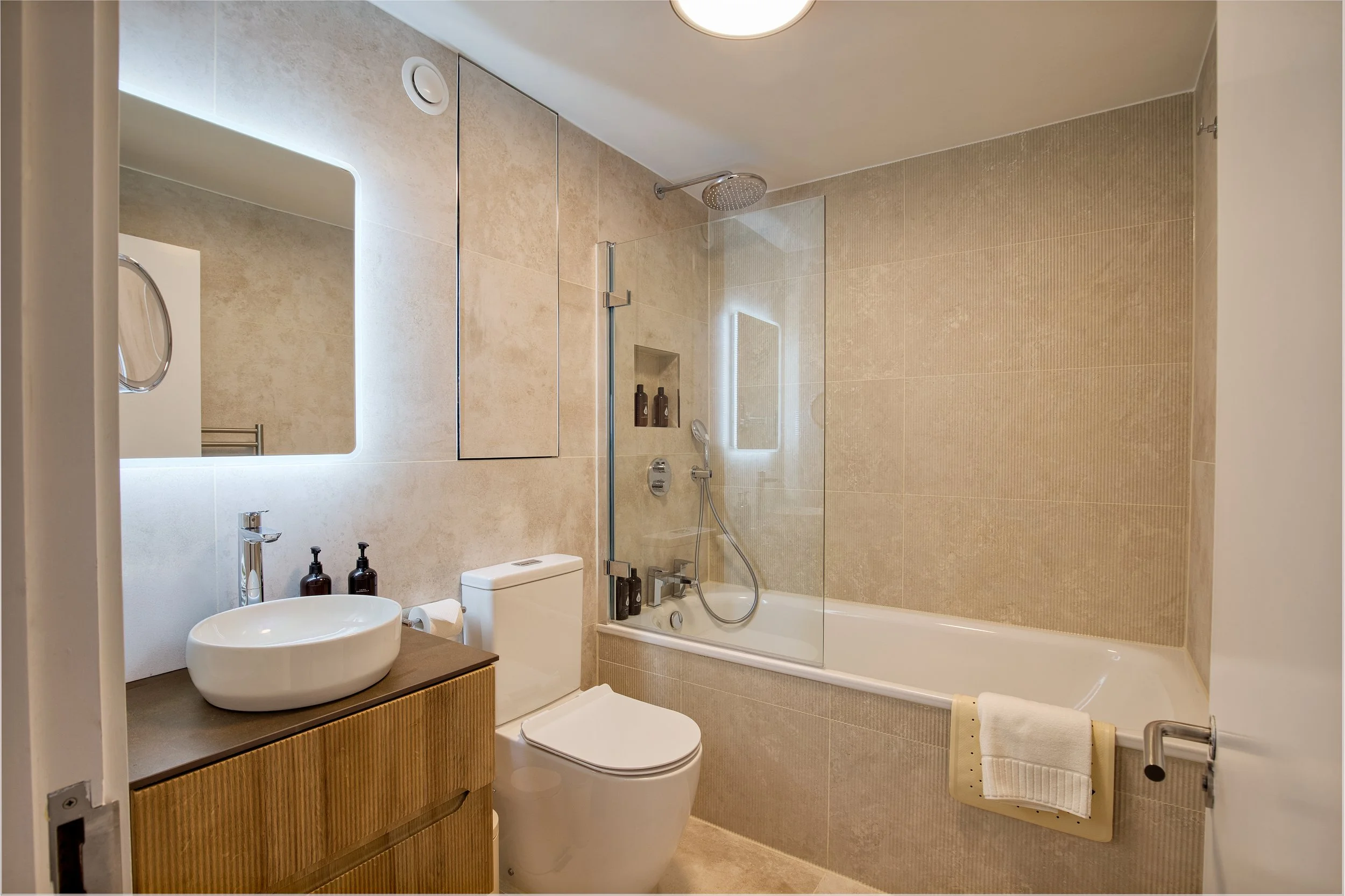 22 - Bathroom Communal.jpg