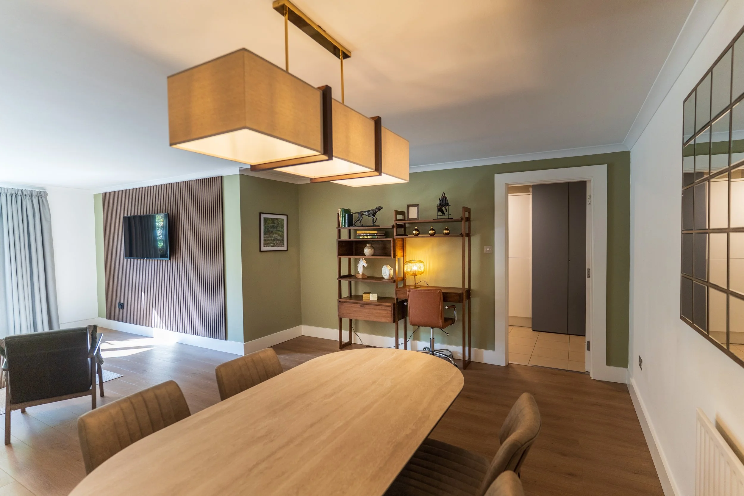 Deluxe Two Bedroom Apartment – Dining Area &amp; Desk