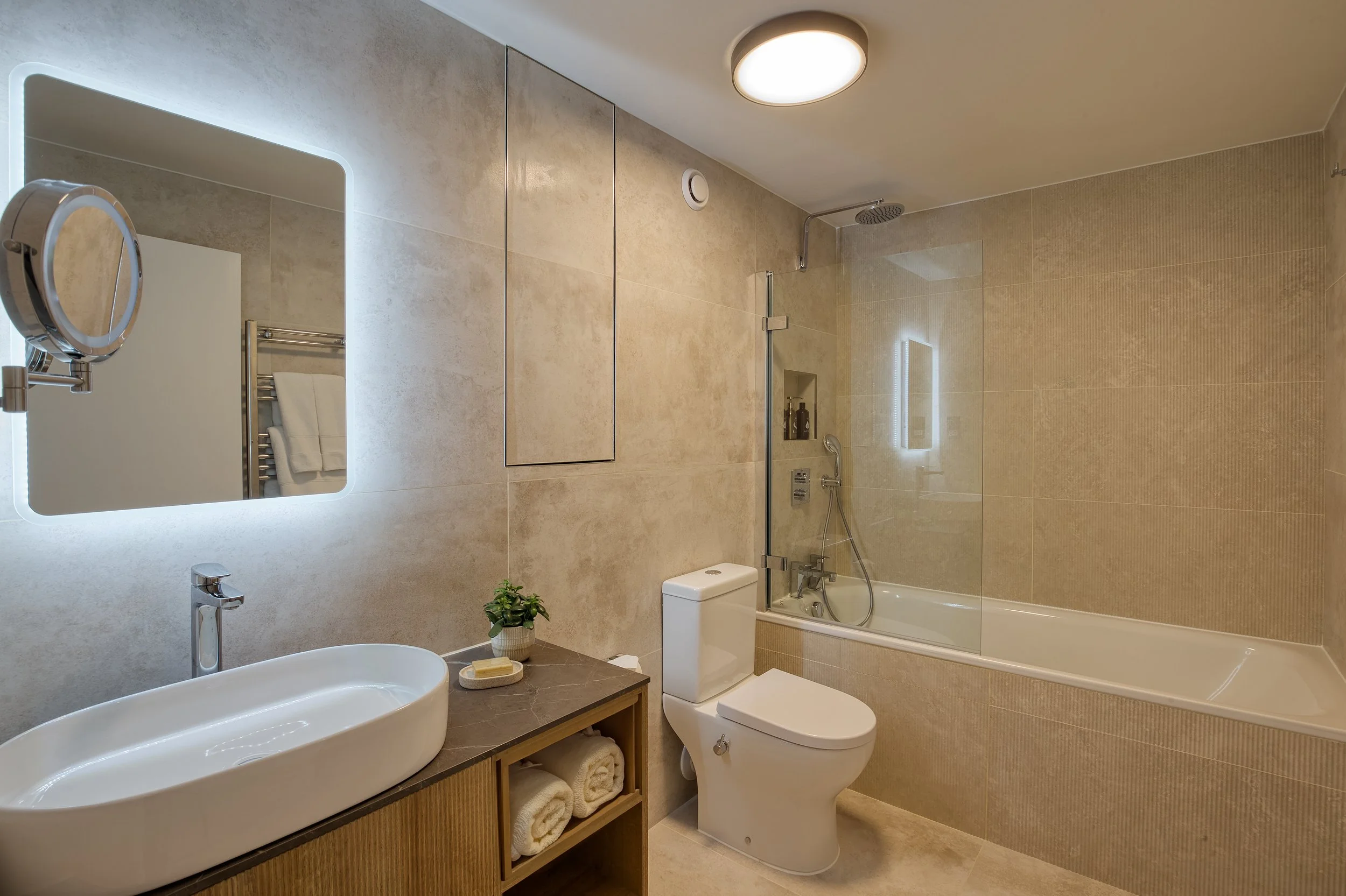 DLX1 Bed Bathroom.jpg