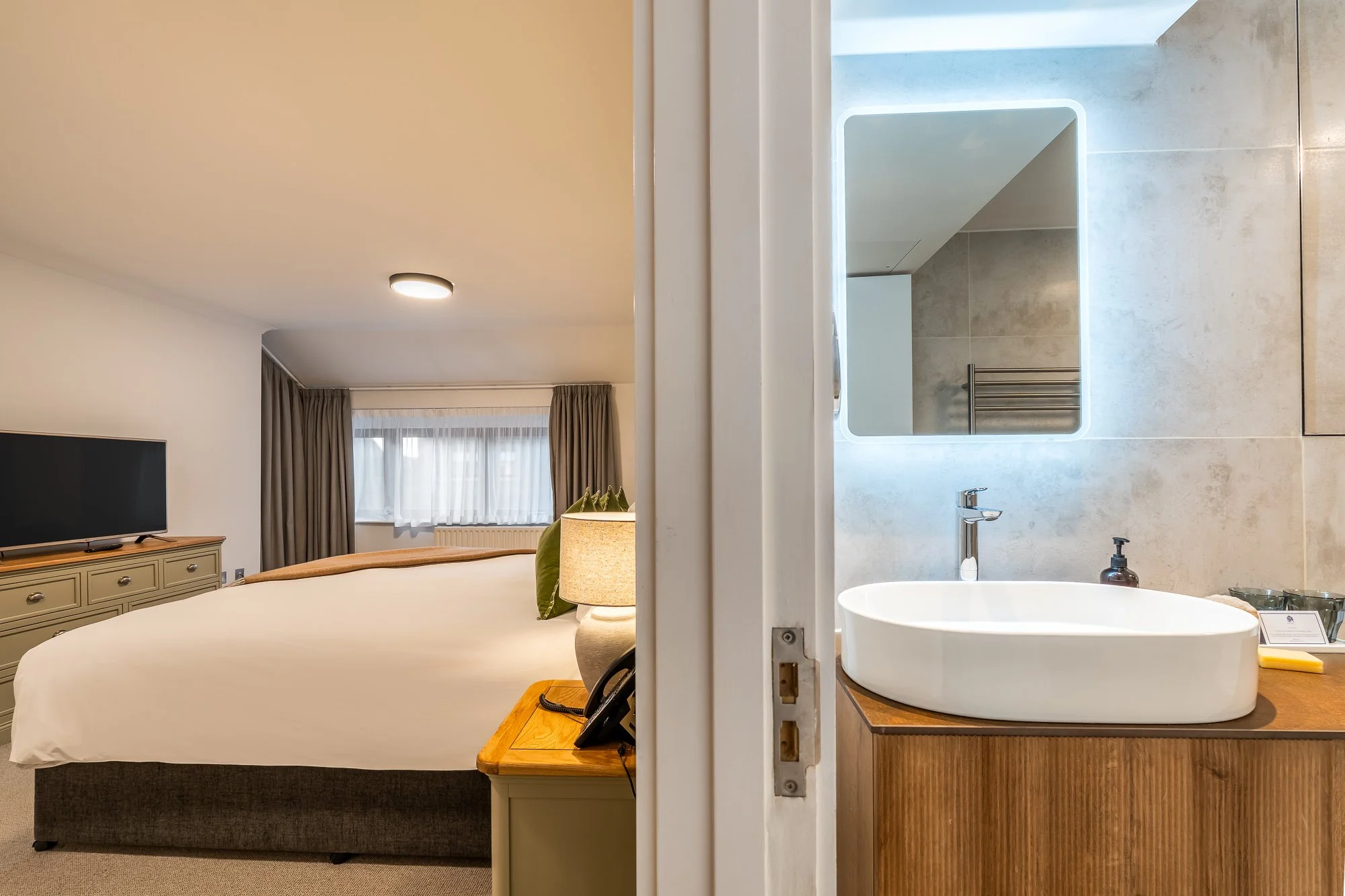 23 - Master Bedroom & Ensuite.jpg