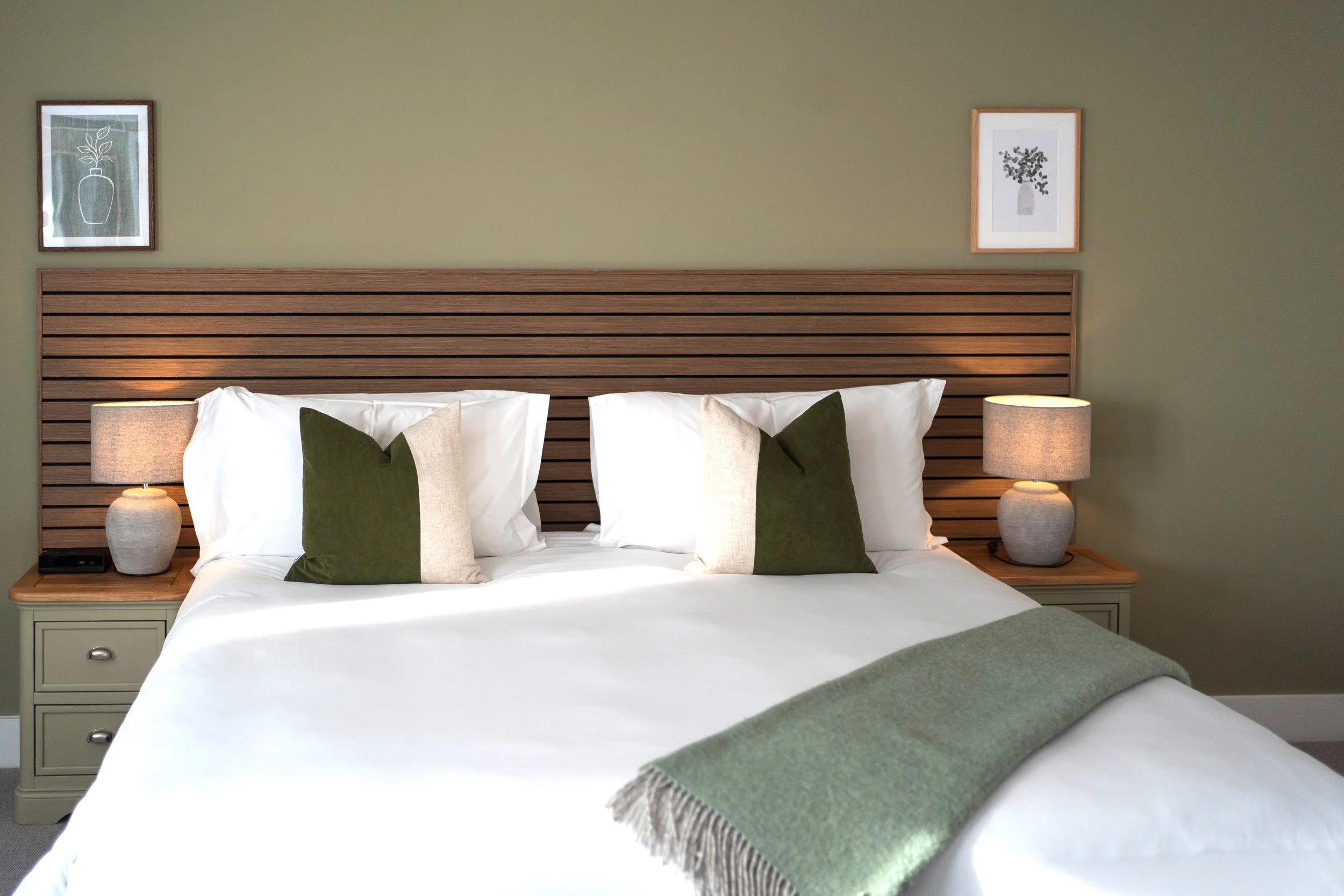 DLX3 - Bed - Throw.jpg