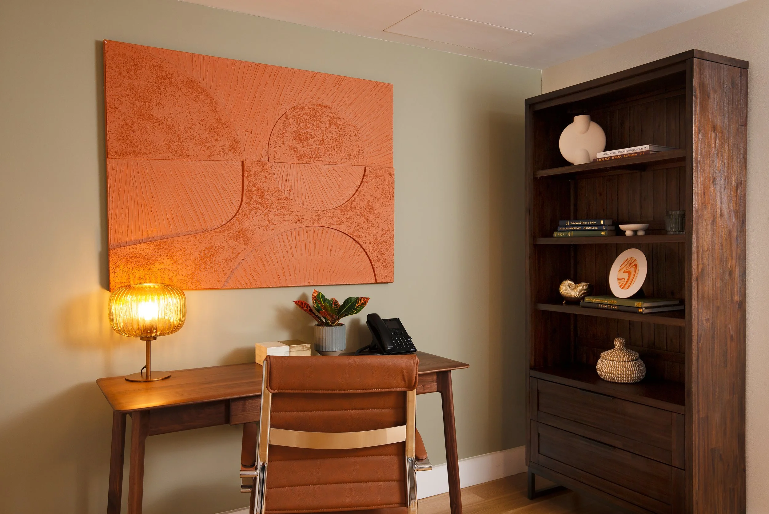 30 - Desk in Lounge.jpg