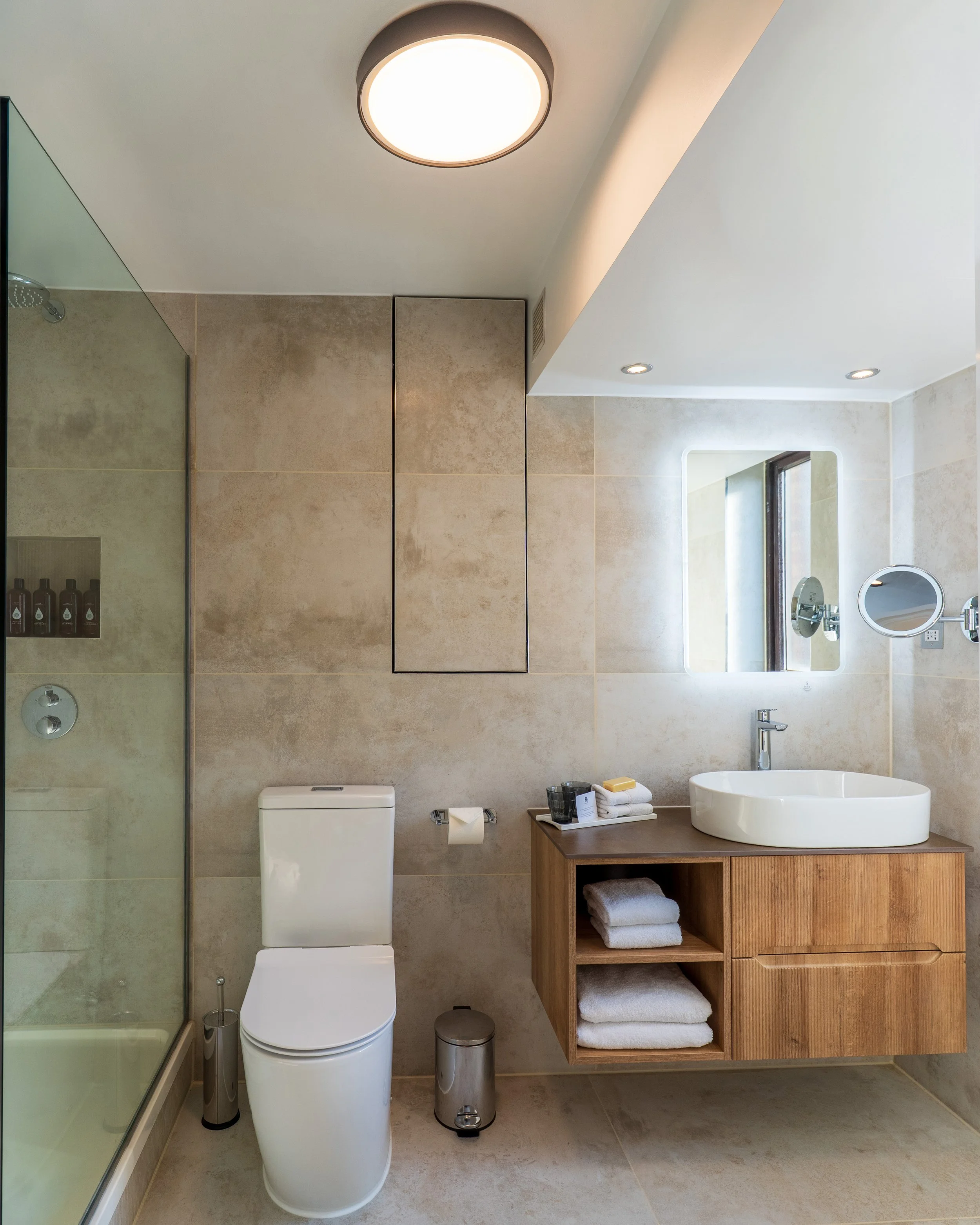 DLX3 - Master Bed 1 Bathroom.jpg