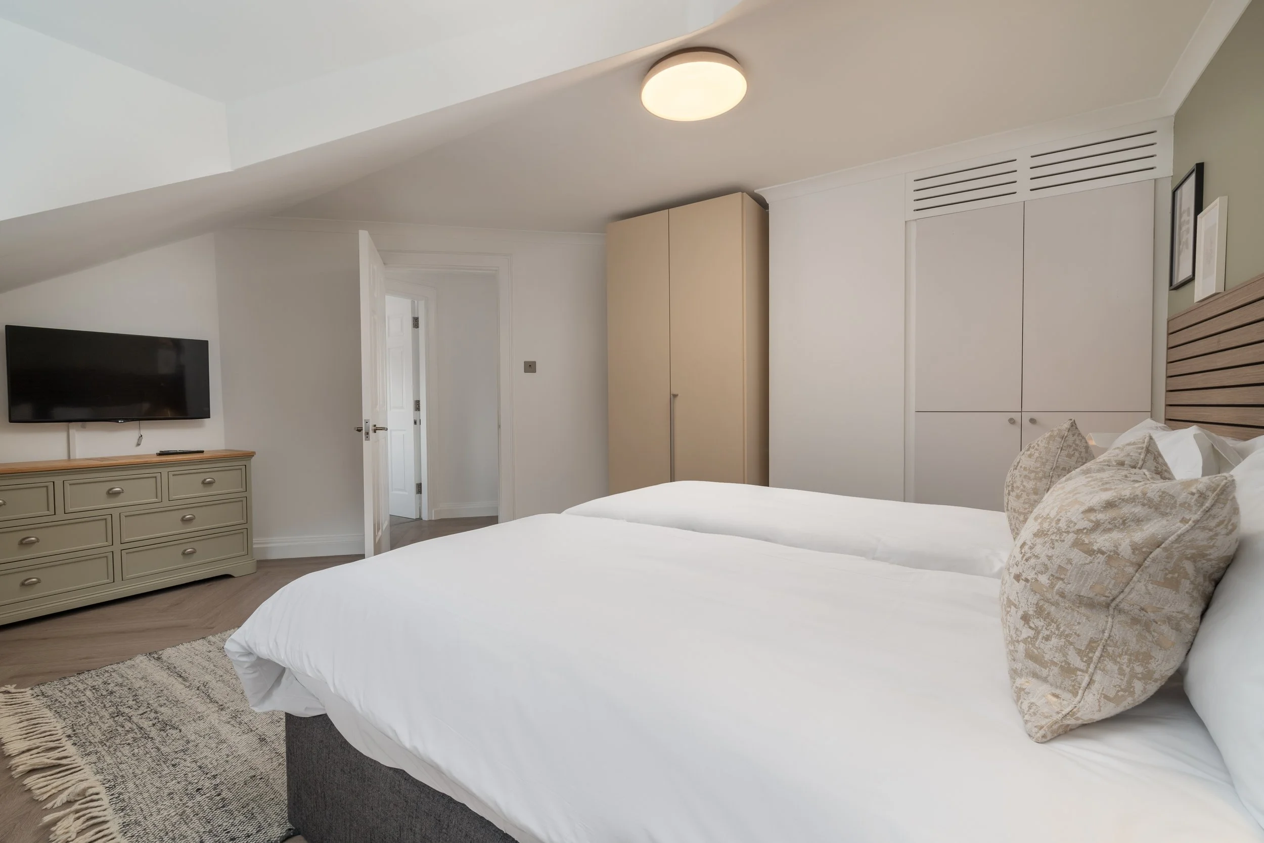 39 - Bedroom 3 _ Twin with TV.jpg