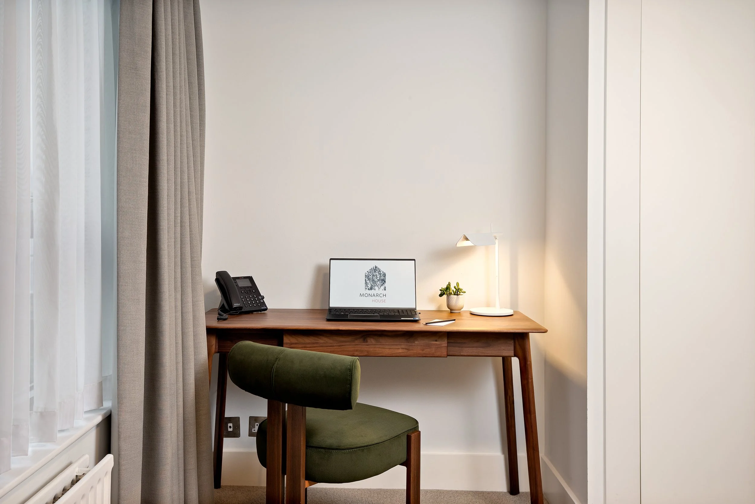 40 - Desk Space - Apartment 40.jpg