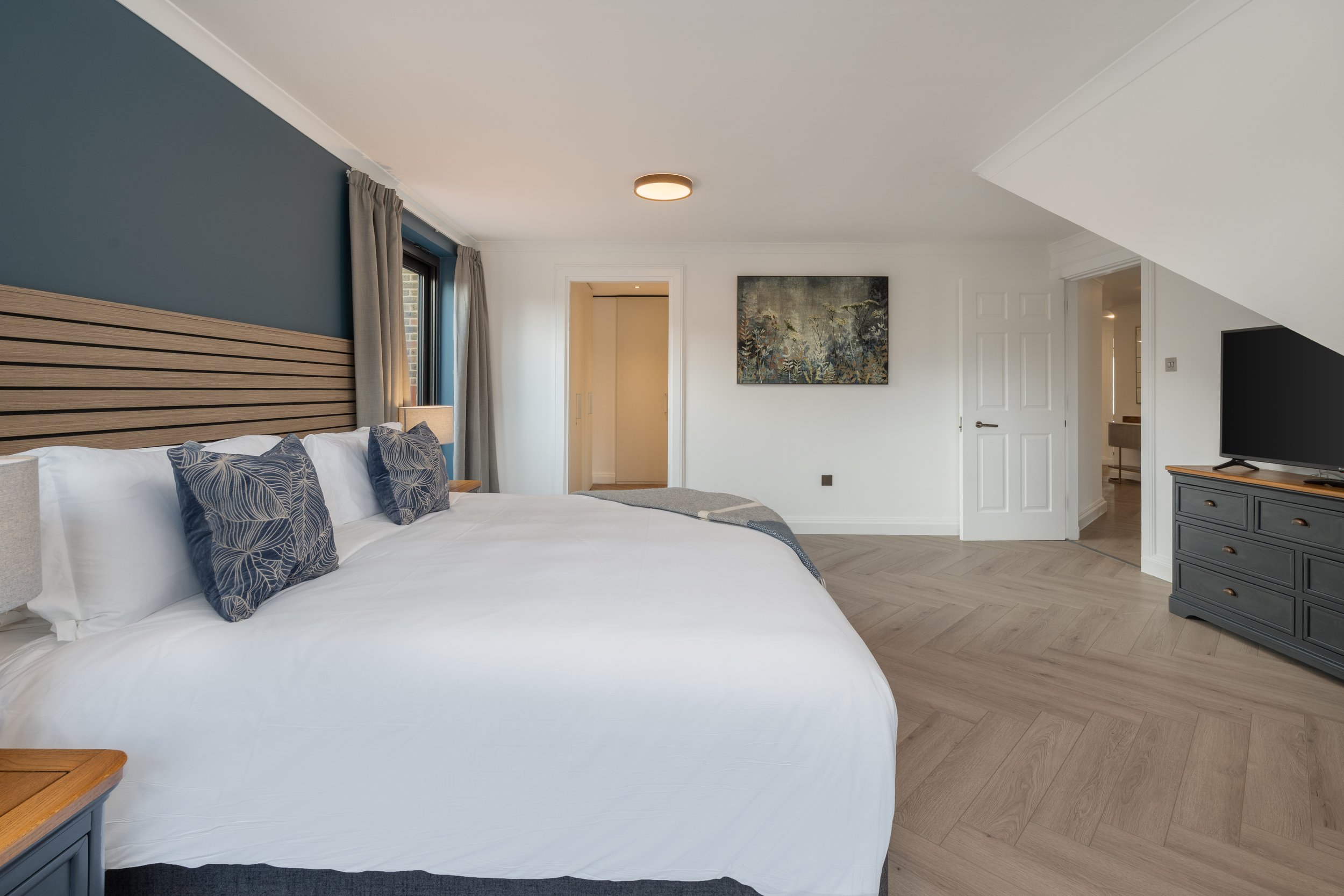 39 - Master Bedroom 1 - Wardrobe.jpg