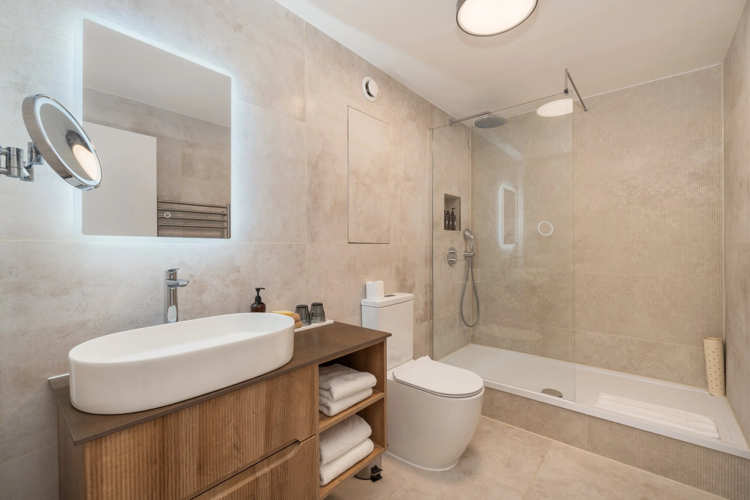 DLX2E - Bathroom 1 (Ensuite).jpg