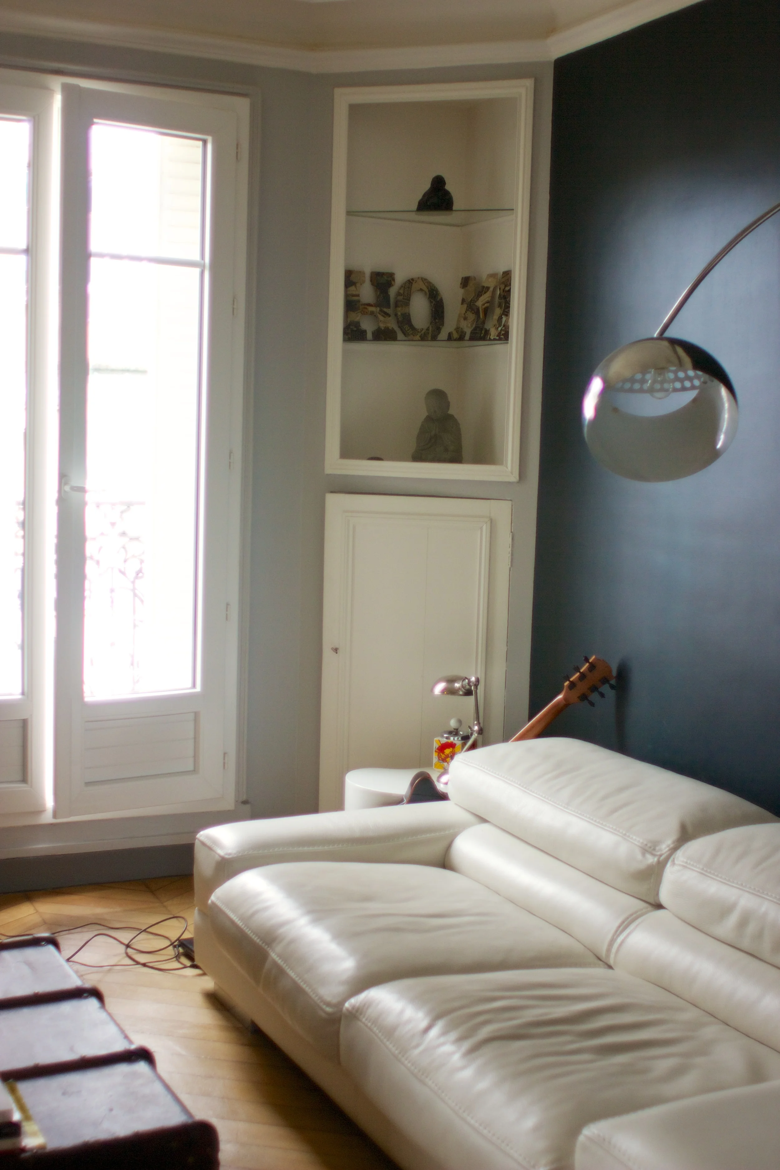 Living Room: I love how she uses a vintage trunk as a table. ヴィンテージのトランクを机にしてて、素敵。