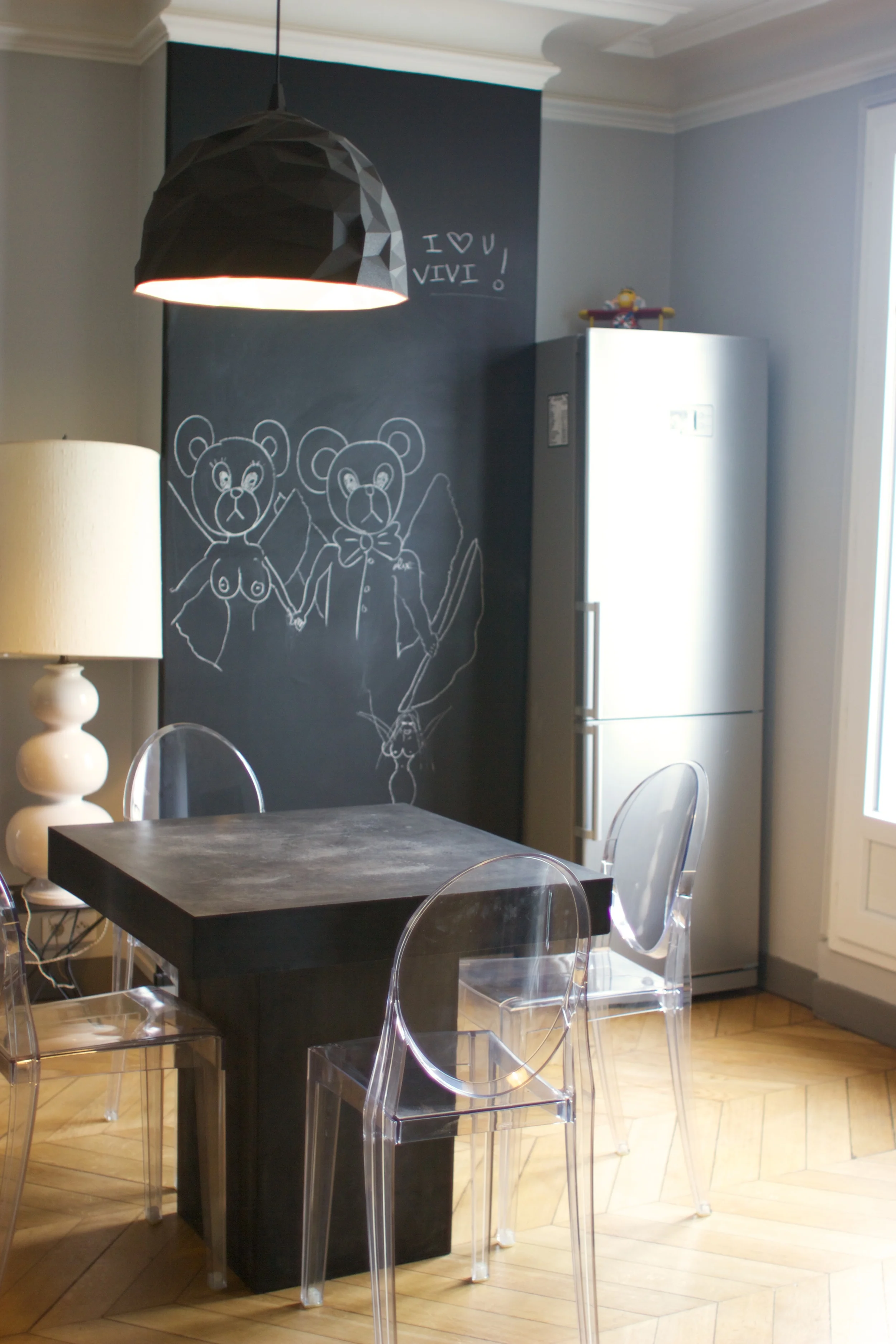 Kitchen and Dining: Modern and chic interiors kept simple with black and white モノクロで統一されたインテリアがかっこいい。変な壁画が書いてあるところはチョークでお絵かきができるみたい。