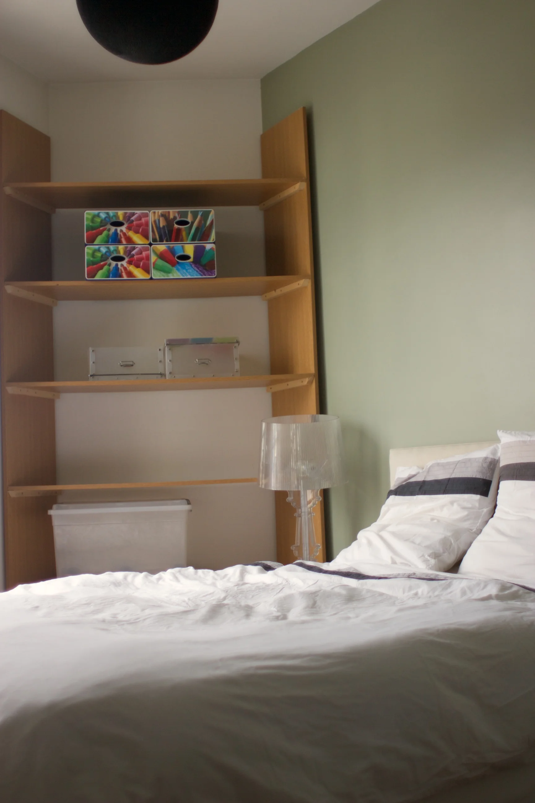 Bedroom: I love how the light comes in from the window in the morning パリの朝の光が差し込むのが気持ちいいベッドルーム