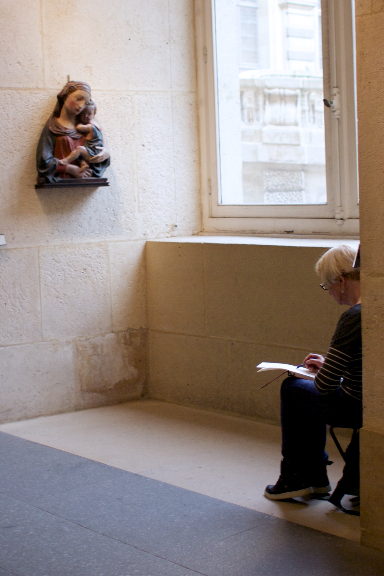 A woman sketching. ルーブルでスケッチする女性。なんて素敵な趣味なの!