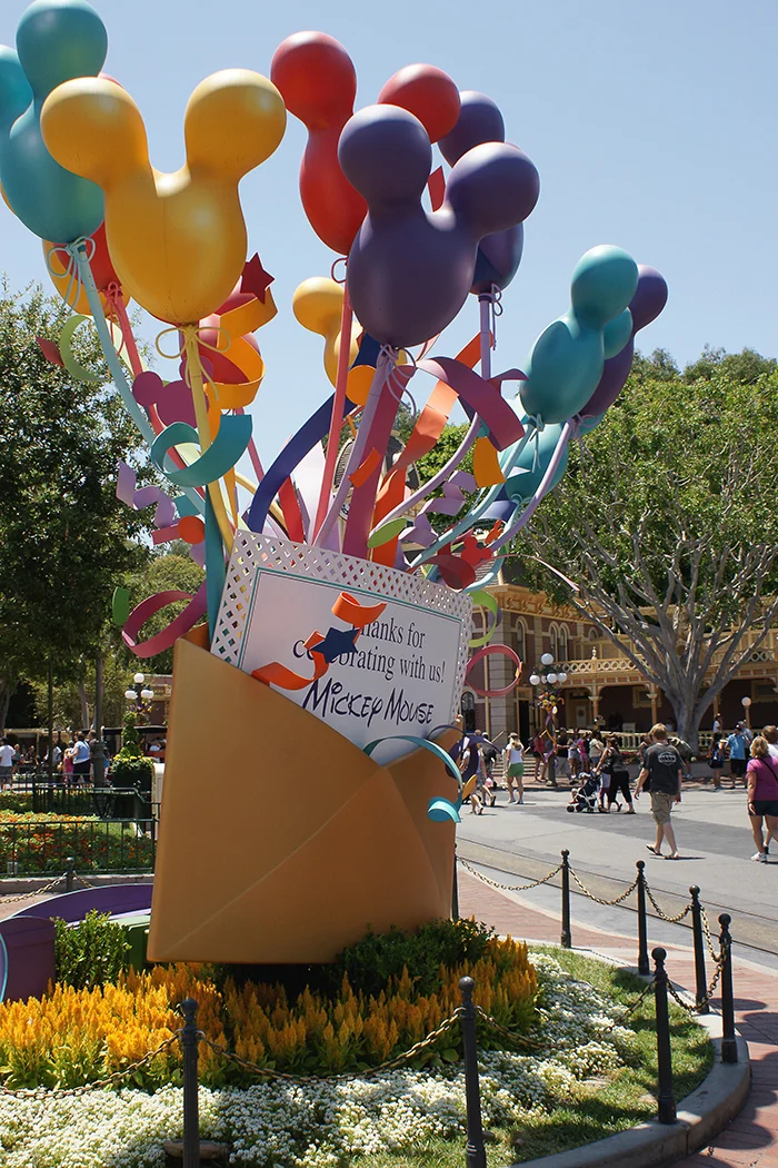 signages-disney-balloon marquee_02 lores.jpg