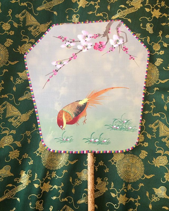 How's everyone faring in the heat?! Why not cool off with this beautiful vintage hand painted silk fan?