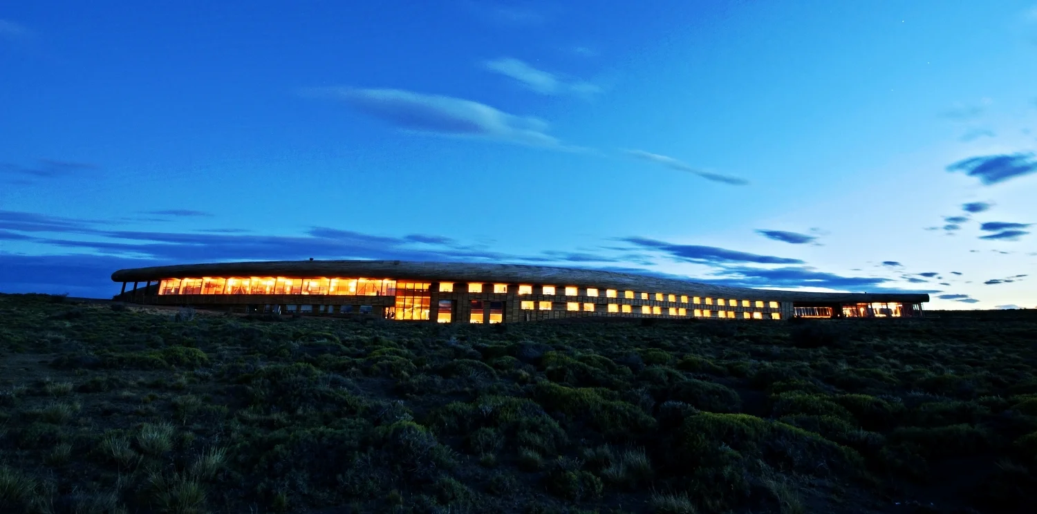 503c0a4828ba0d4470000102_hotel-tierra-patagonia-cazu-zegers-arquitectura_pvtpexteriorfromlakenoche2.jpg
