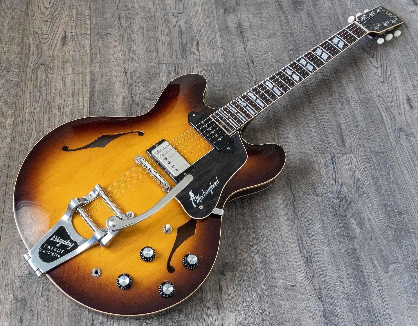 Tasteful in all the right ways! Making its way to to Germany right now to the mighty @robinsonsartorius ⚡️A P90 dogear with a Humbucker in the bridge, clean crisp tones provided by @lambertones_pickups 🖤🖤