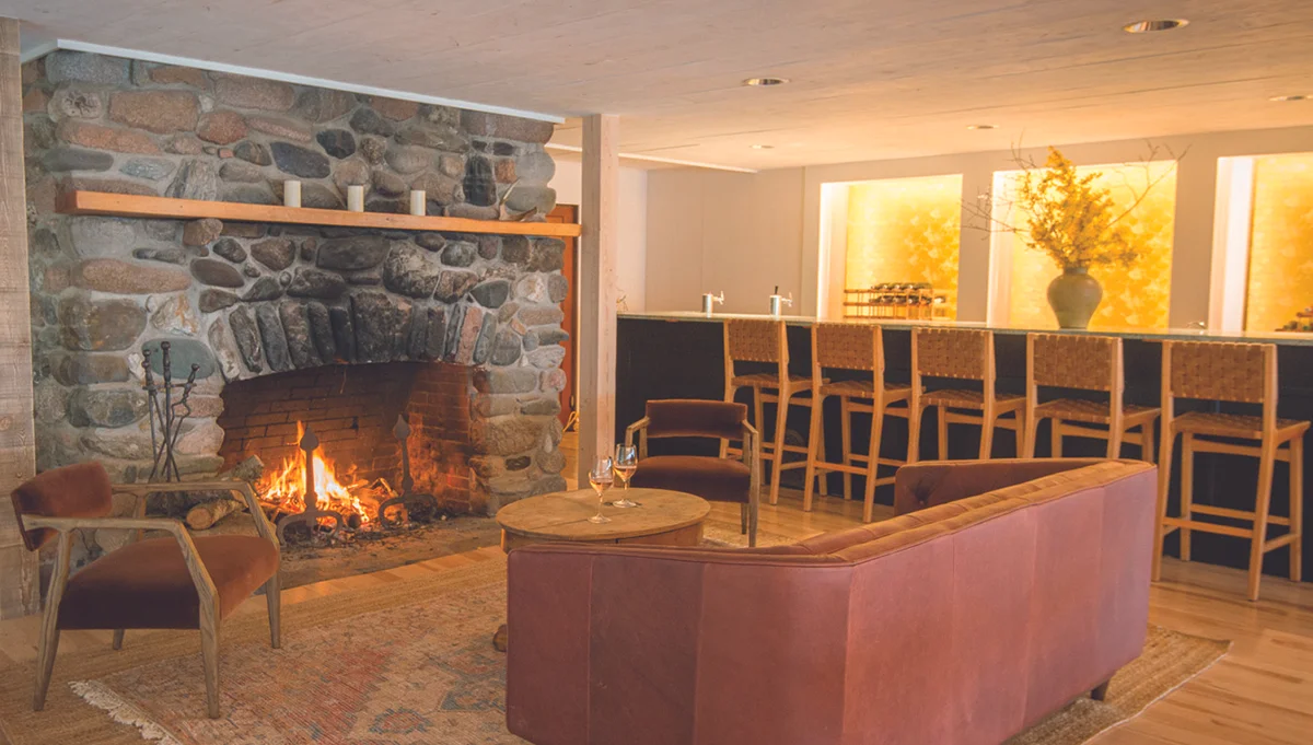 The lounge area in the bar is the perfect spot to meet for drinks before dinner. Photo courtesy: Aragosta