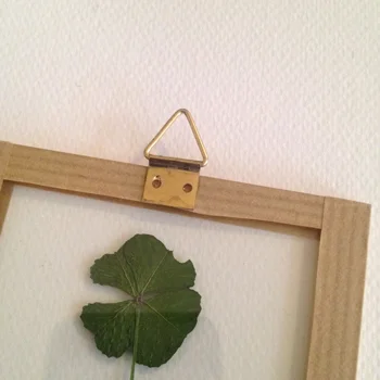 8 - Place the hook on the glue.