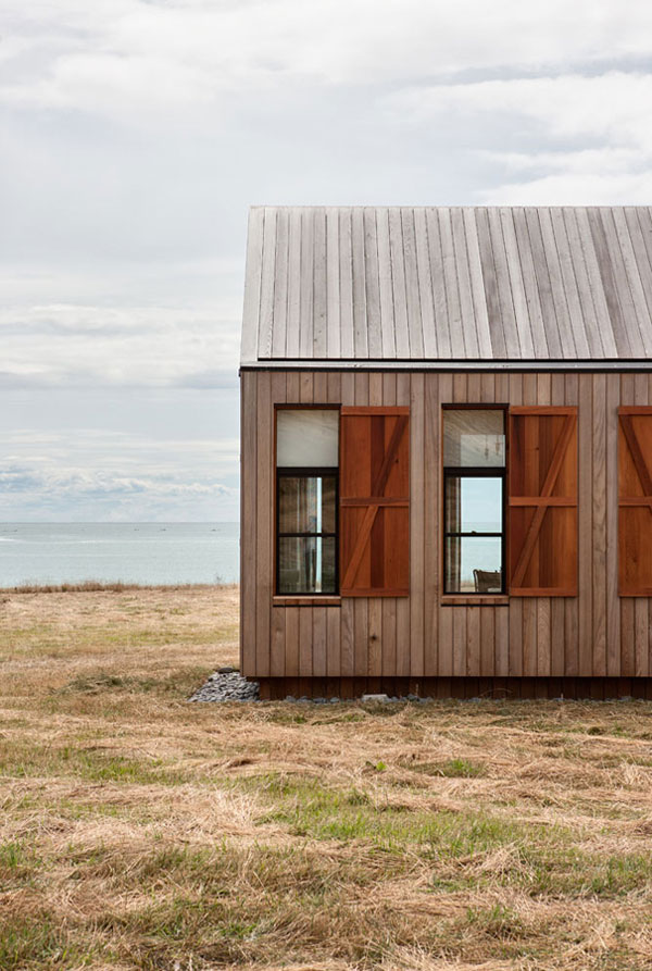So if you ask, I think, Scrubby Bay is THE ultimate vacation rental New Zealand has to offer. Nested in a valley between two cliffs, the location is simply incredible. The architecture inspired by local farms, with a barn-like look, fits gorgeously in the landscape. Obviously, I want to go there.