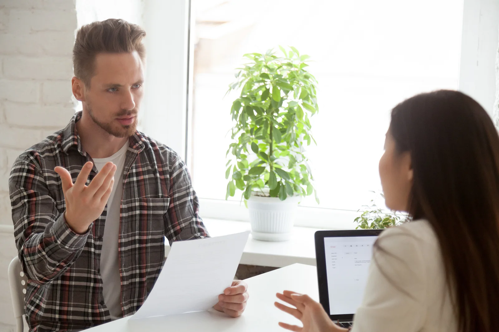 A defensive employee argues with his boss.