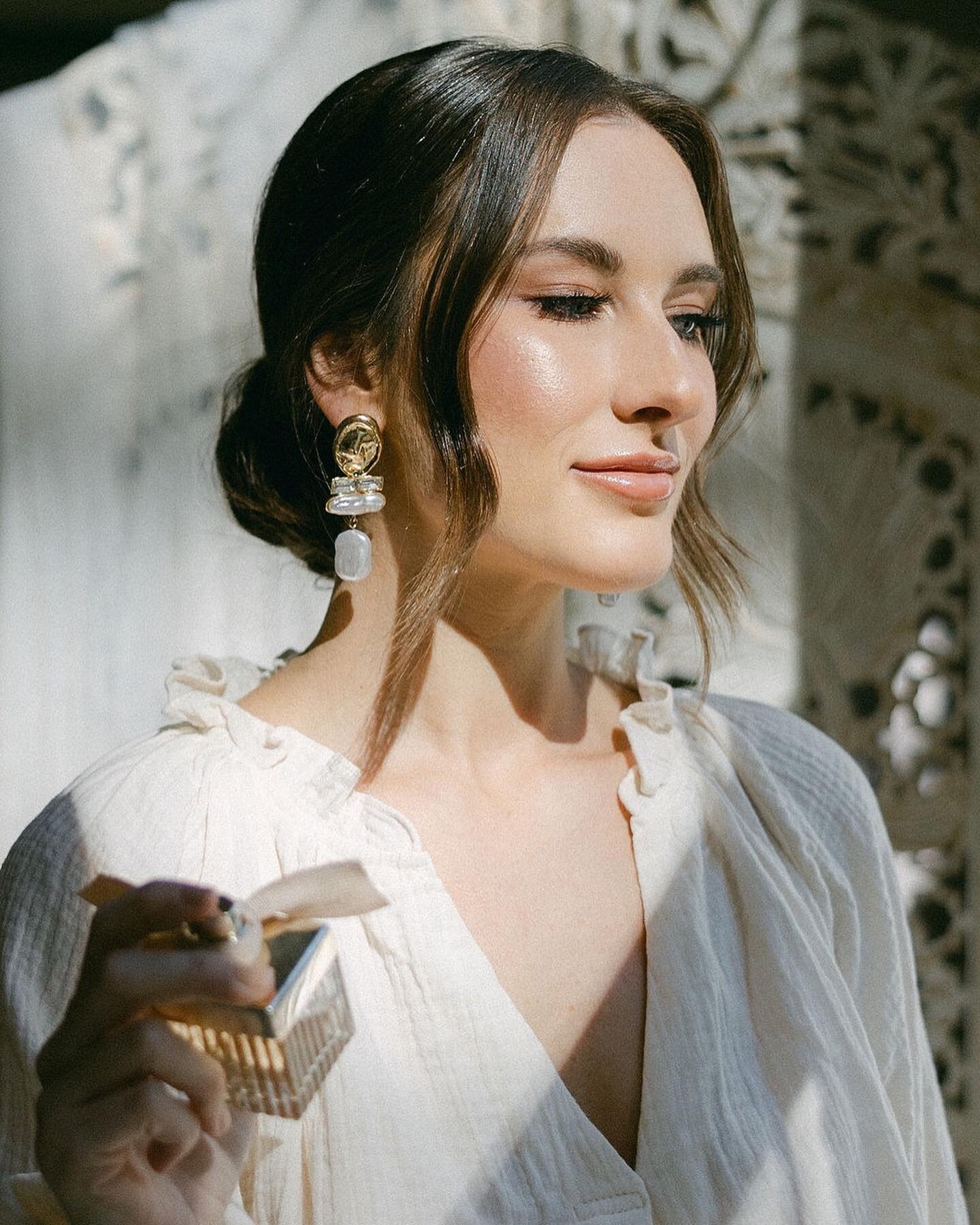 RADIANT Mia ✨✨ A natural and luminous bridal look 🕊️

So honored to work alongside this amazing team: 
Photography: @kinseyannphotography @ktscapturephotography&nbsp;
Planning: @gracefullycreatedweddings&nbsp;
Florist: @gracefullycreatedweddings&nbs