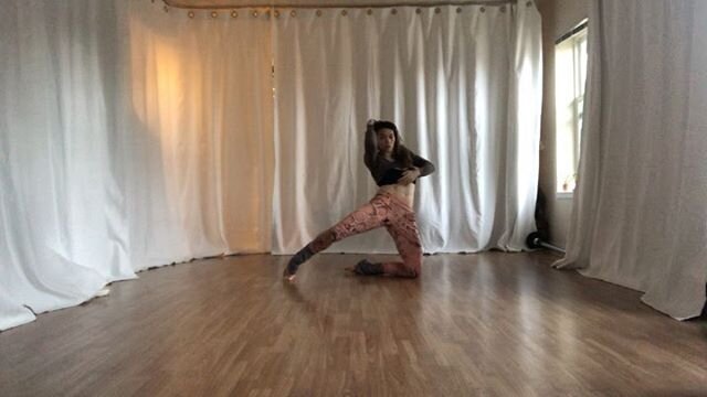 Two versions of a low camel inside bridge pivot to shoulder base (what a mouthful, I know&mdash;it&rsquo;s the first things after the kneeling body movement) 
Wearing peach snakes @flowmovement pants in size small. They are slidey, don&rsquo;t get ba