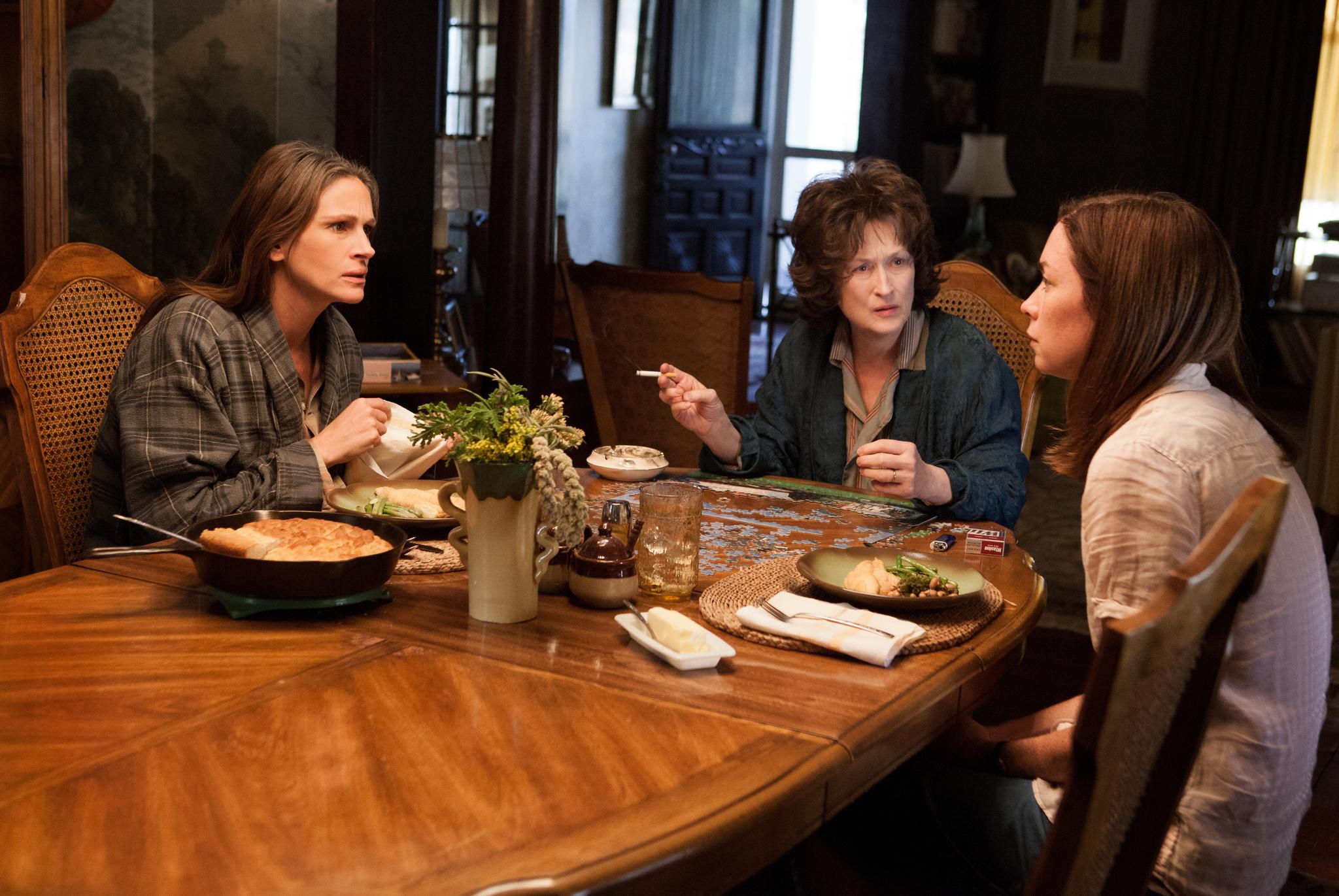 still-of-julia-roberts-meryl-streep-and-julianne-nicholson-in-tinutul-din-mijlocul-verii-2013-large-picture.jpg