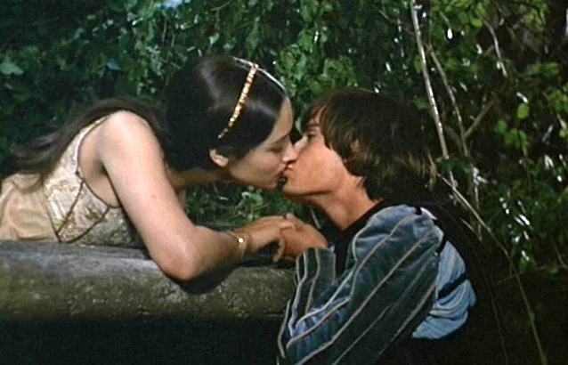 Romeo-Juliet-about-to-kiss-on-Balcony-1968-romeo-and-juliet-by-franco-zeffirelli-32614019-638-410.jpg