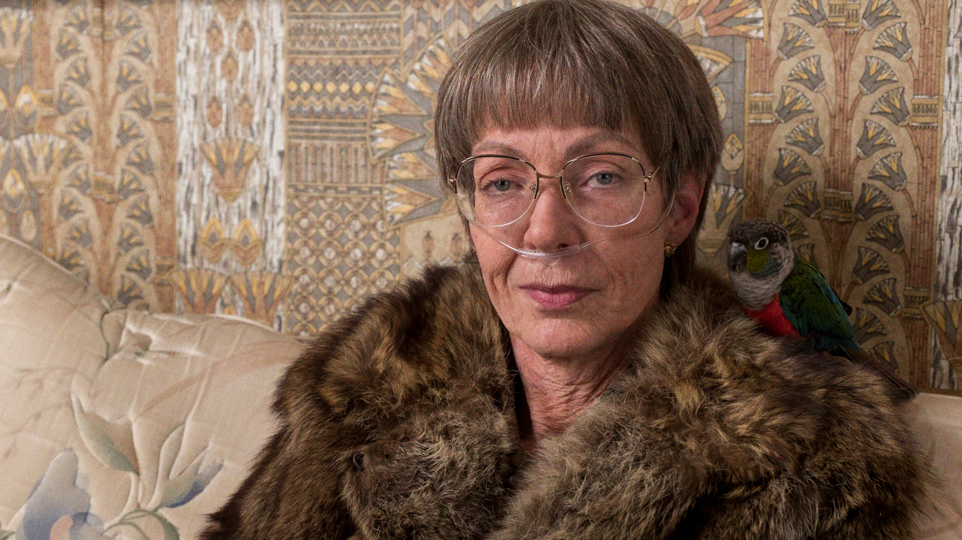 3--lavona-golden-allison-janney-and-her-pet-bird-in-i-tonya-courtesy-of-neon_wide-3b46f2857bb49ba892b76a8240f8180d6c8e3b94.jpg