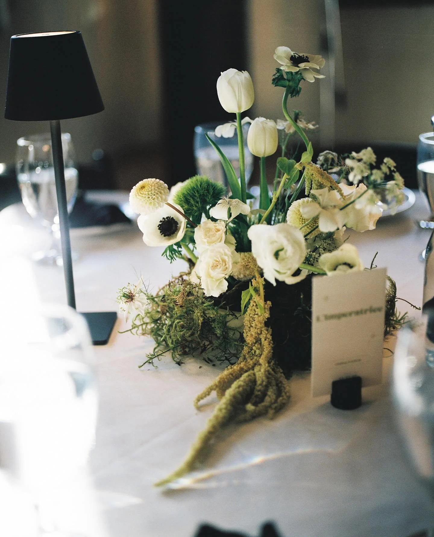 Just thinking about these jaw dropping dinner details at @block41_seattle by @marzanoevents and @florist.cha 

@thefindlab 

#seattleweddingphotographer #weddingsonfilm #onfilm #120