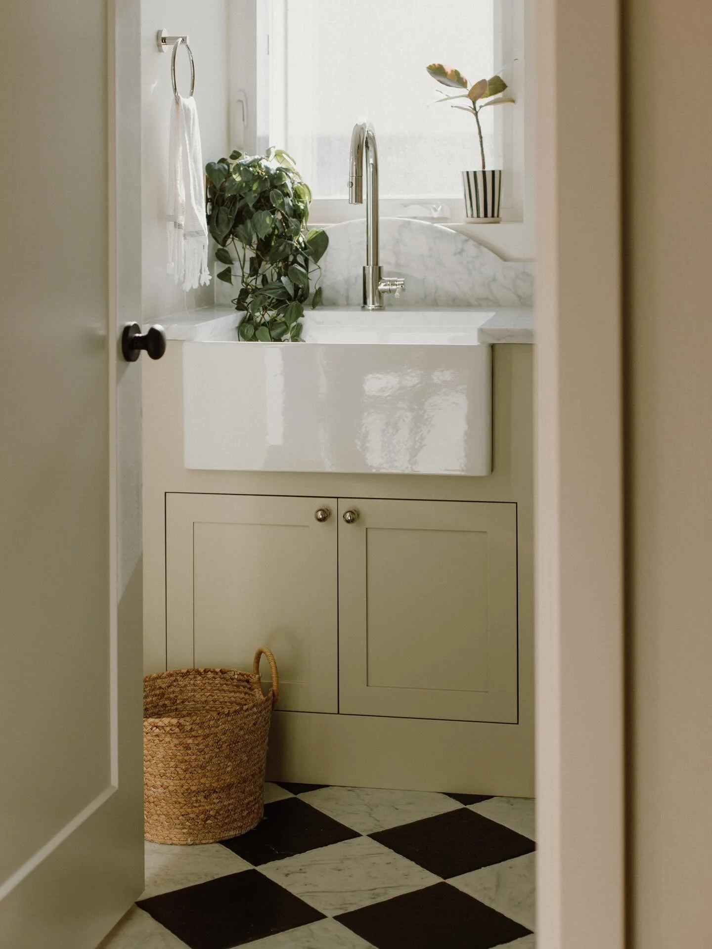 At home with interior designer @lindsaythomasinteriors 

I am always amazed at how interior designers can bring their visions to life. There are many decisions and moving parts, not to mention measurements! Loved capturing this.

#seattleinteriordesi