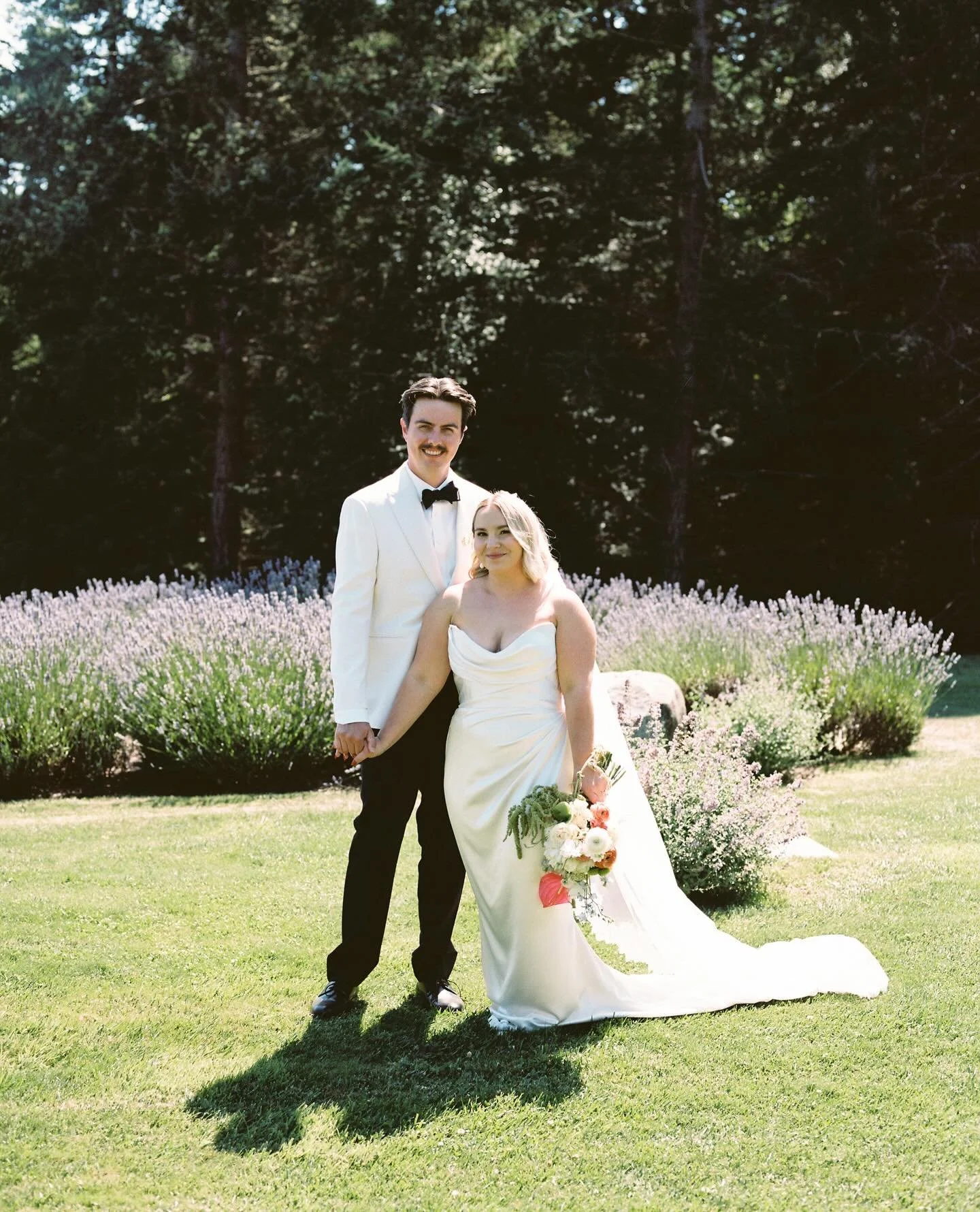 Summer is so close! Can&rsquo;t wait for all these beautiful warm, happy days 🙌🏼

#seattleweddingphotographer