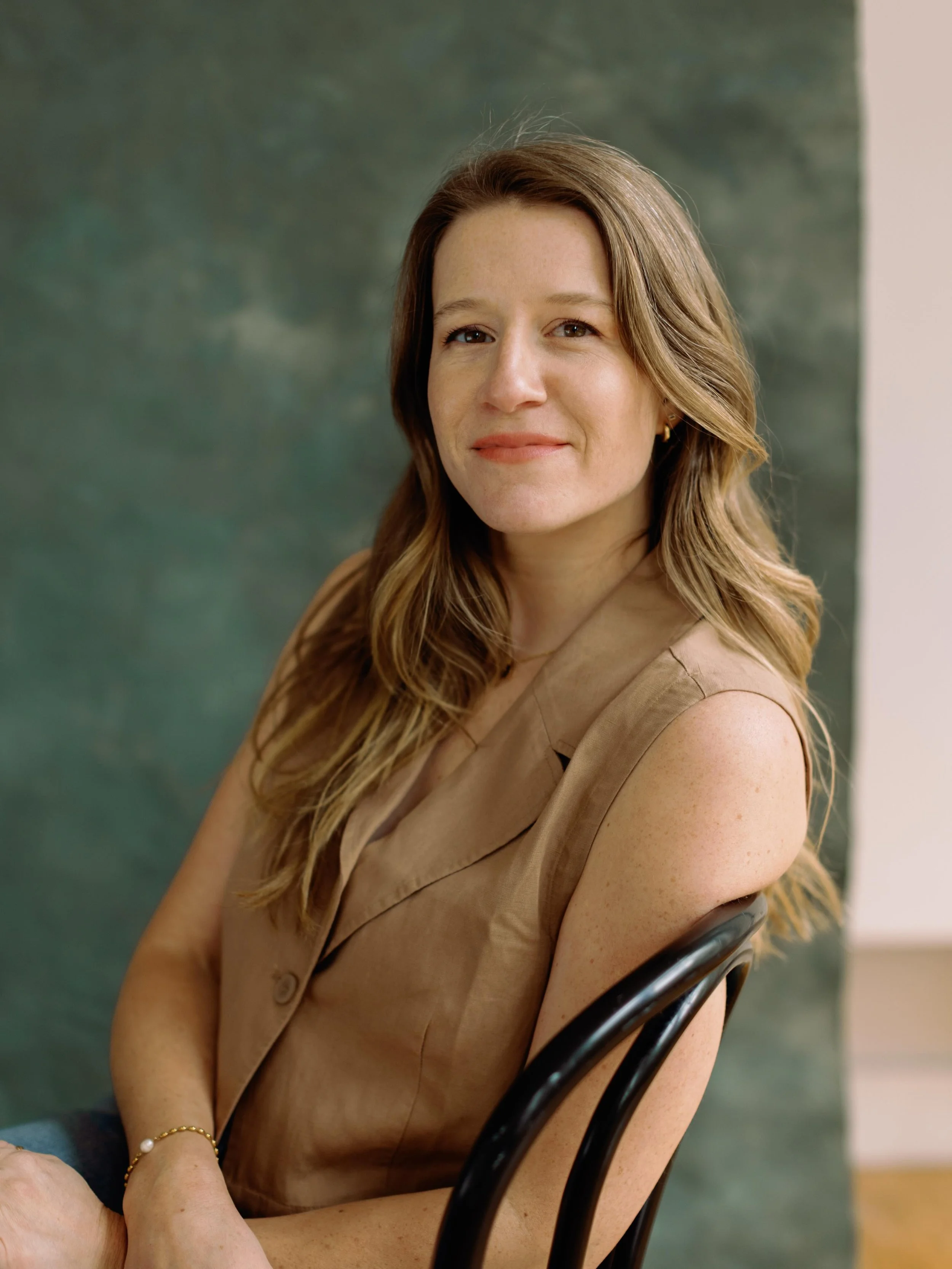 New headshots mean it&rsquo;s time for a new intro -

Hi! I&rsquo;m Kelly, I&rsquo;ve been photographing weddings, families, headshots and more for the past 15 years. Photography has always been the one thing that comes easily for me, I love making p